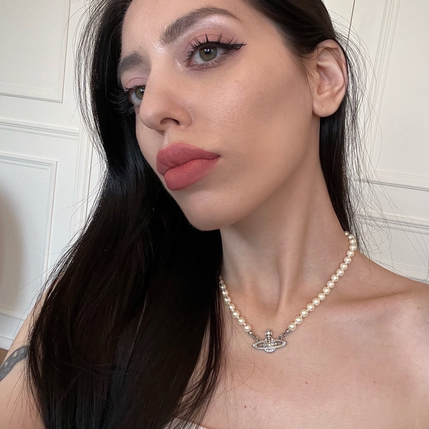 Vivienne Westwood Mini Bas Relief Choker Silver 착용 스타일 - 1