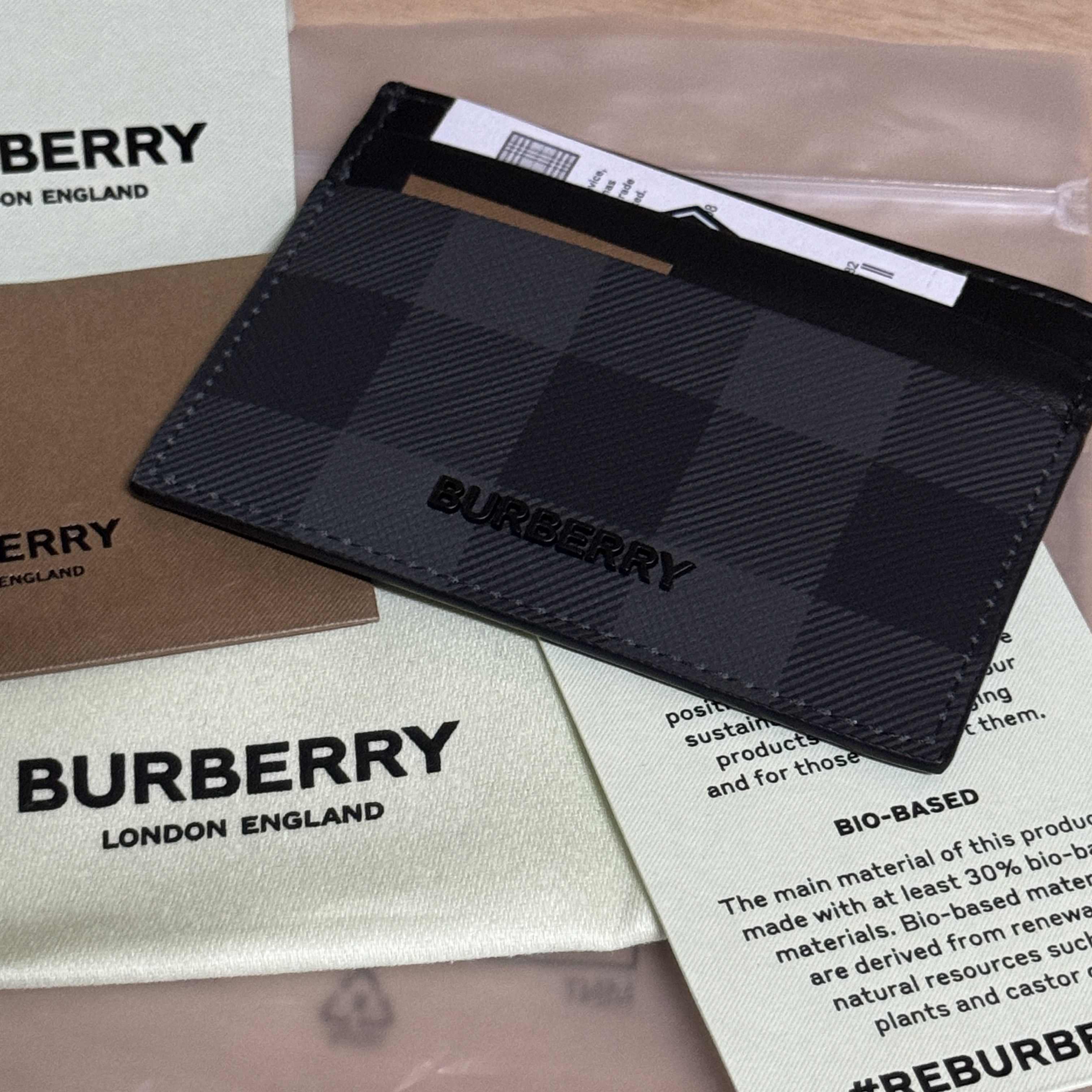 Burberry Check Leather Card Case Charcoal 착용 스타일