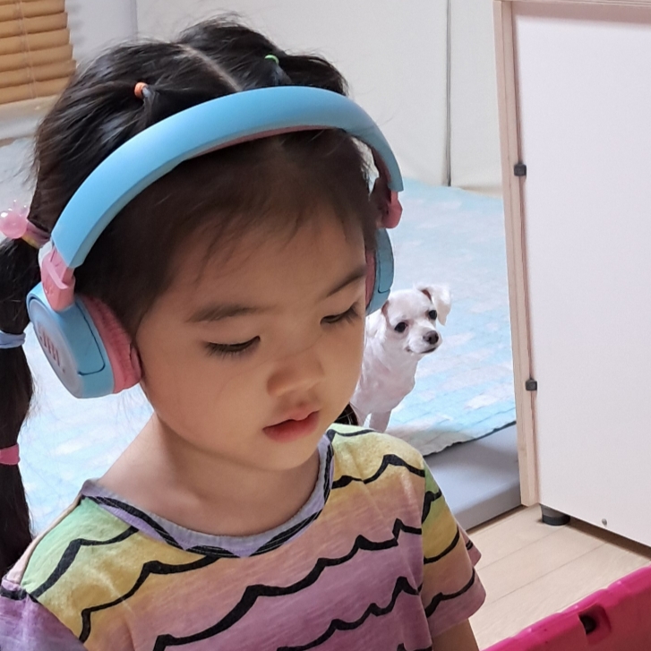 JBL JR310BT Wireless Headphones Blue 착용 스타일