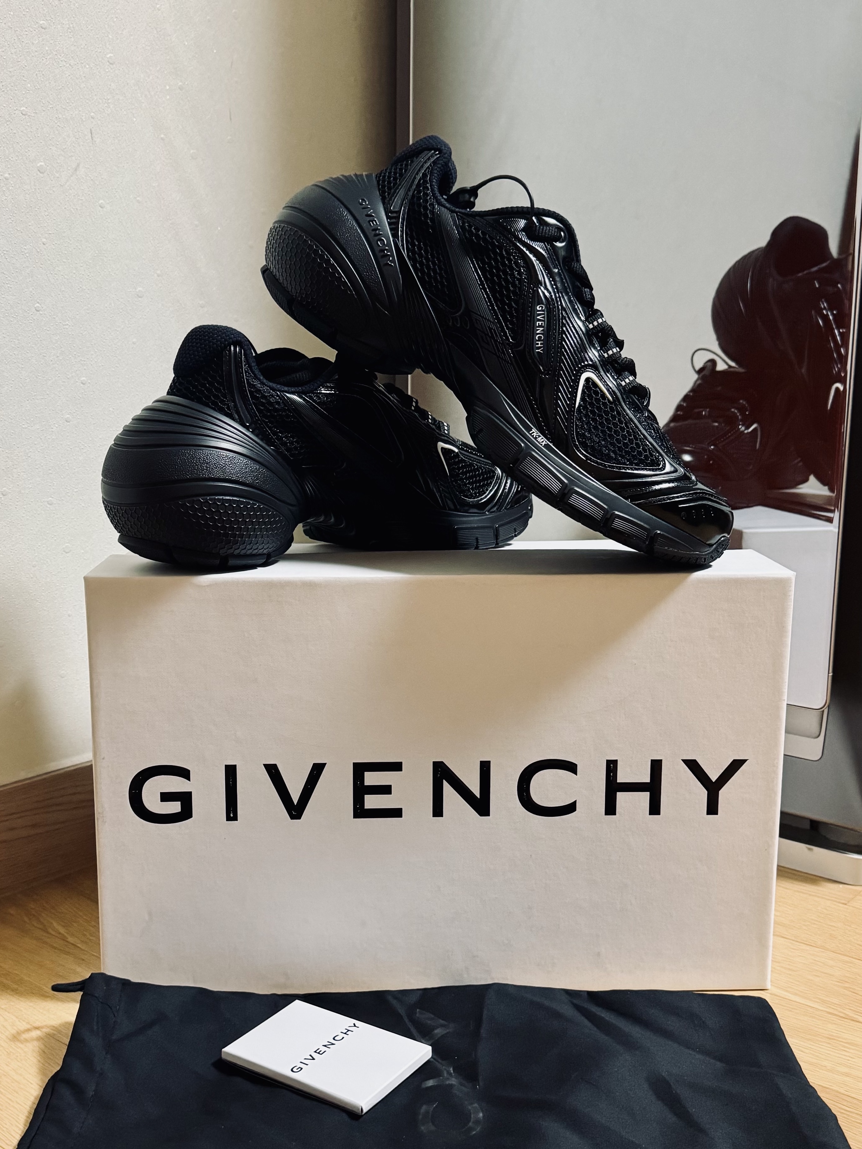 Givenchy TK-MX Runner Sneakers in Mesh Black 착용 스타일