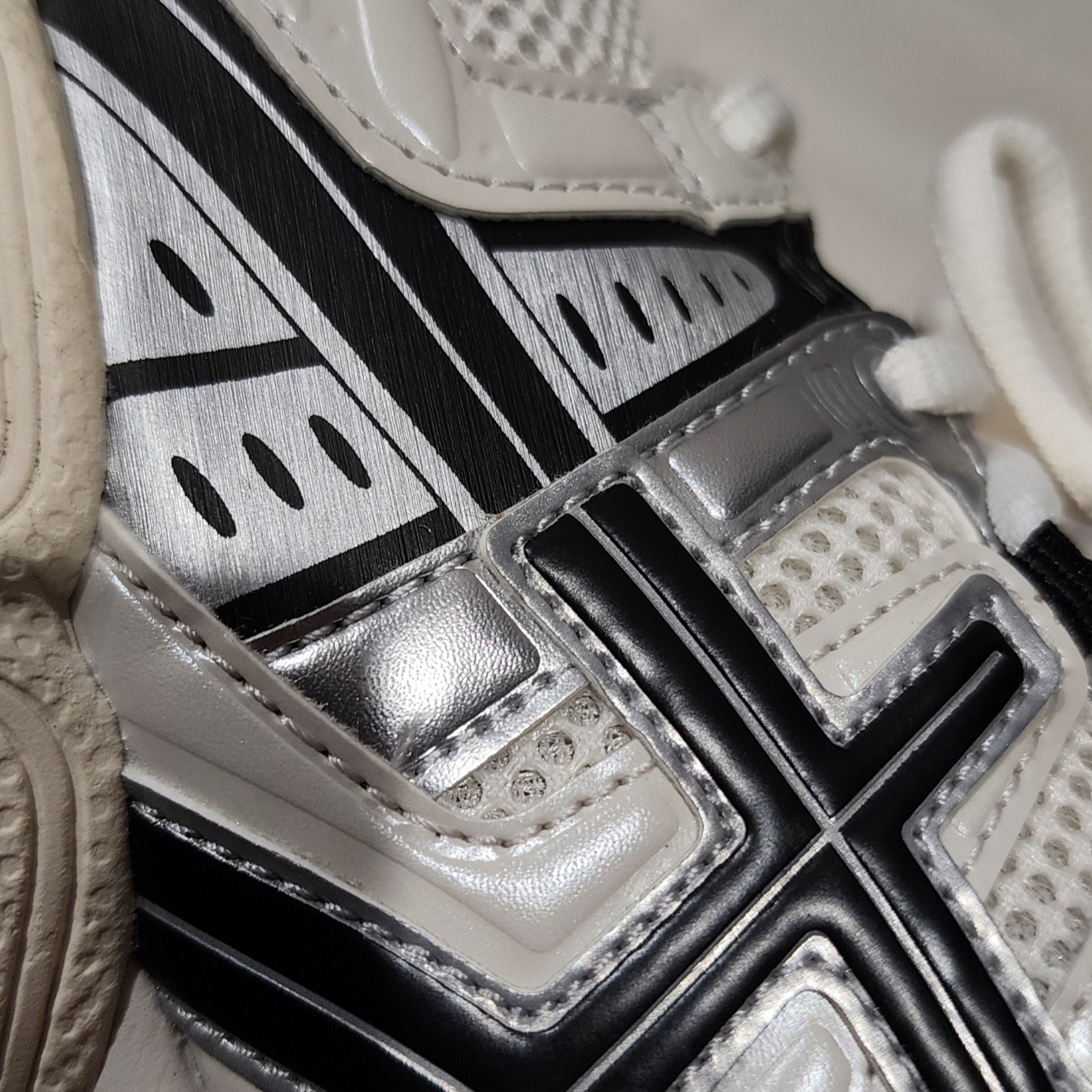 Asics Gel-Nimbus 9 Cream Black 착용 스타일 - 2