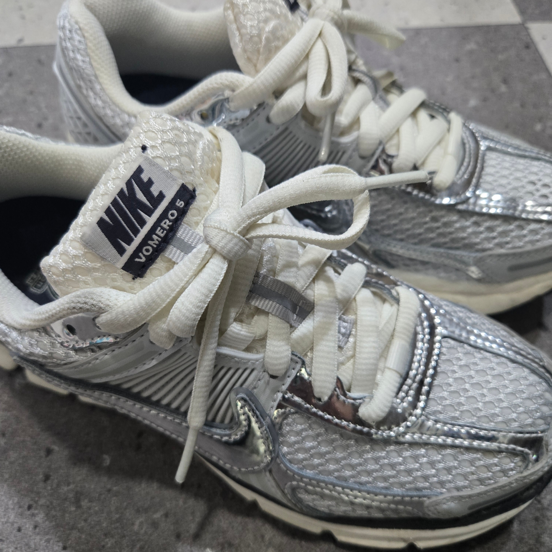 (W) Nike Zoom Vomero 5 Photon Dust and Metallic Silver 착용 스타일
