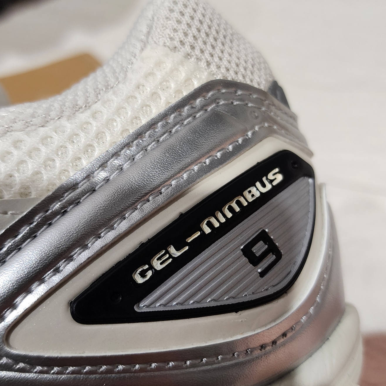 Asics Gel-Nimbus 9 Cream Black 착용 스타일 - 6
