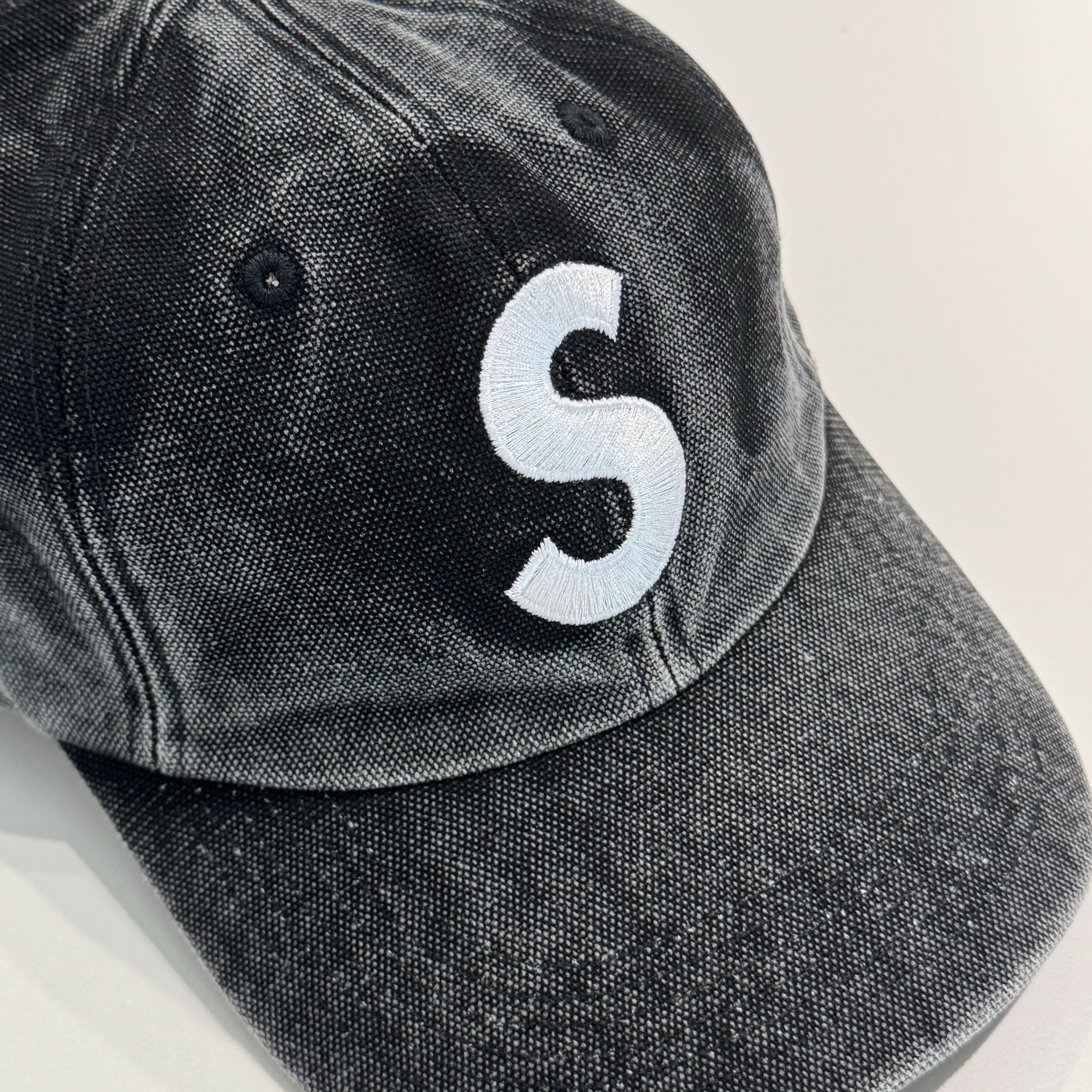 Supreme Pigment S Logo 6-Panel Black - 24FW 착용 스타일 - 1