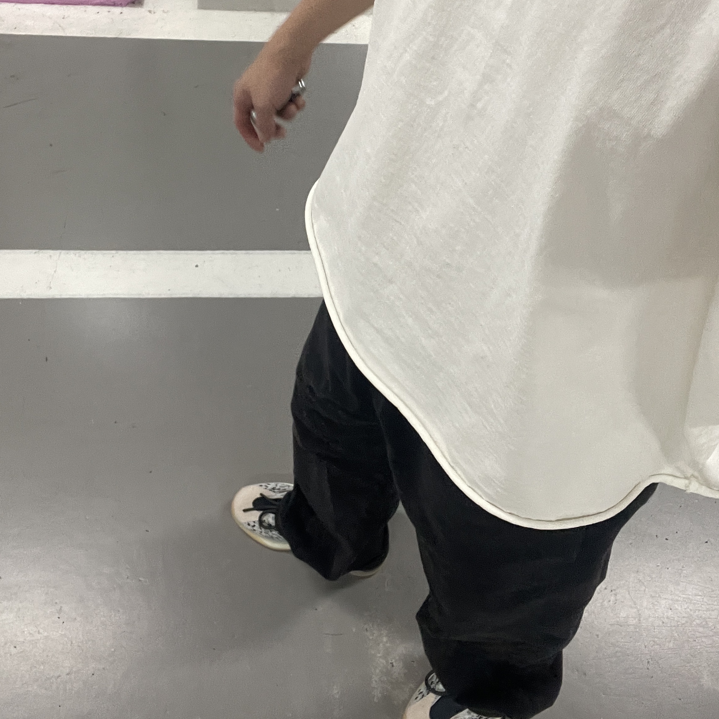 Adidas Yeezy QNTM Sea Teal, Yeezy Gap Engineered By Balenciaga Sateen Cargo Pants Black 착용 스타일 - 1