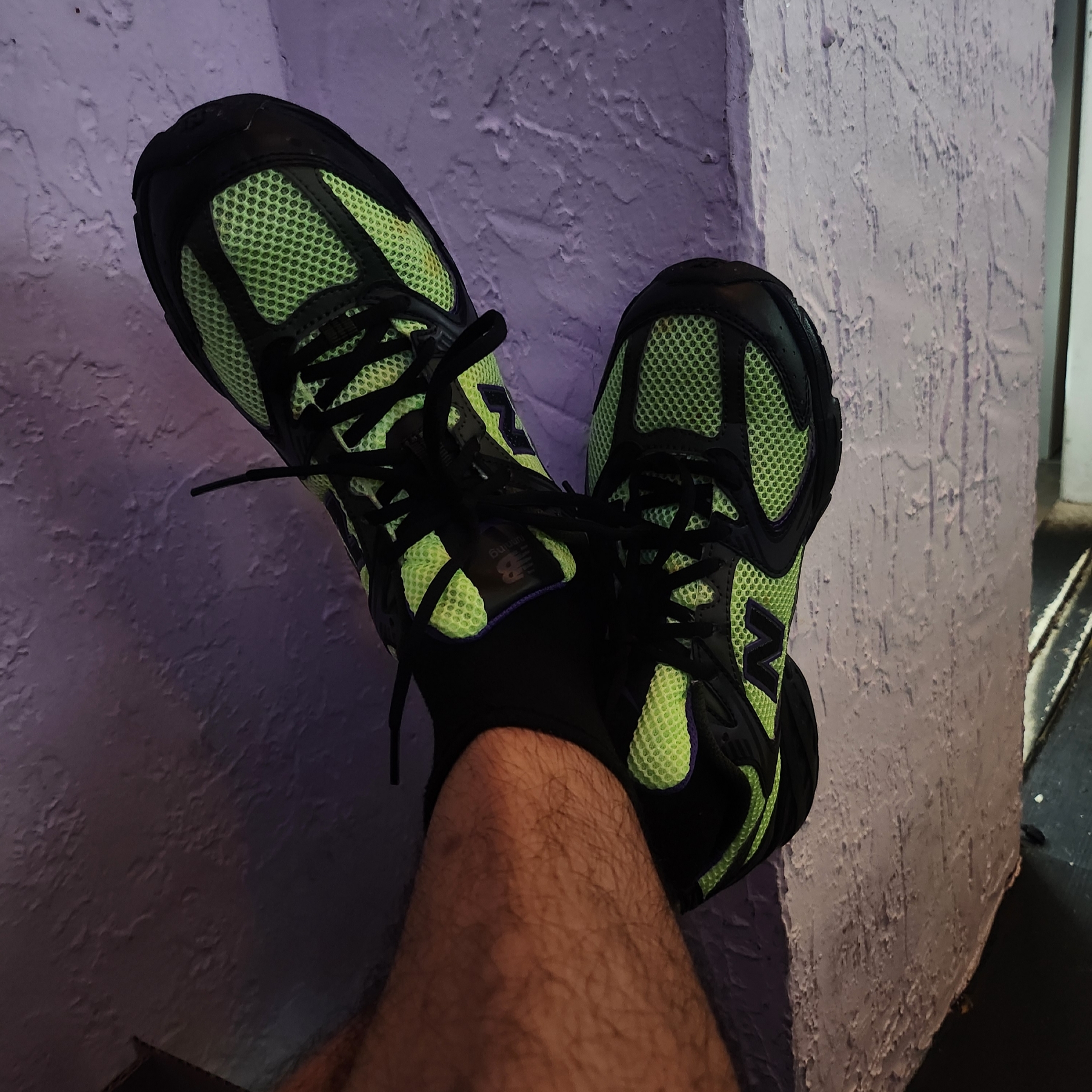 New Balance 530 Black Volt Green 착용 스타일