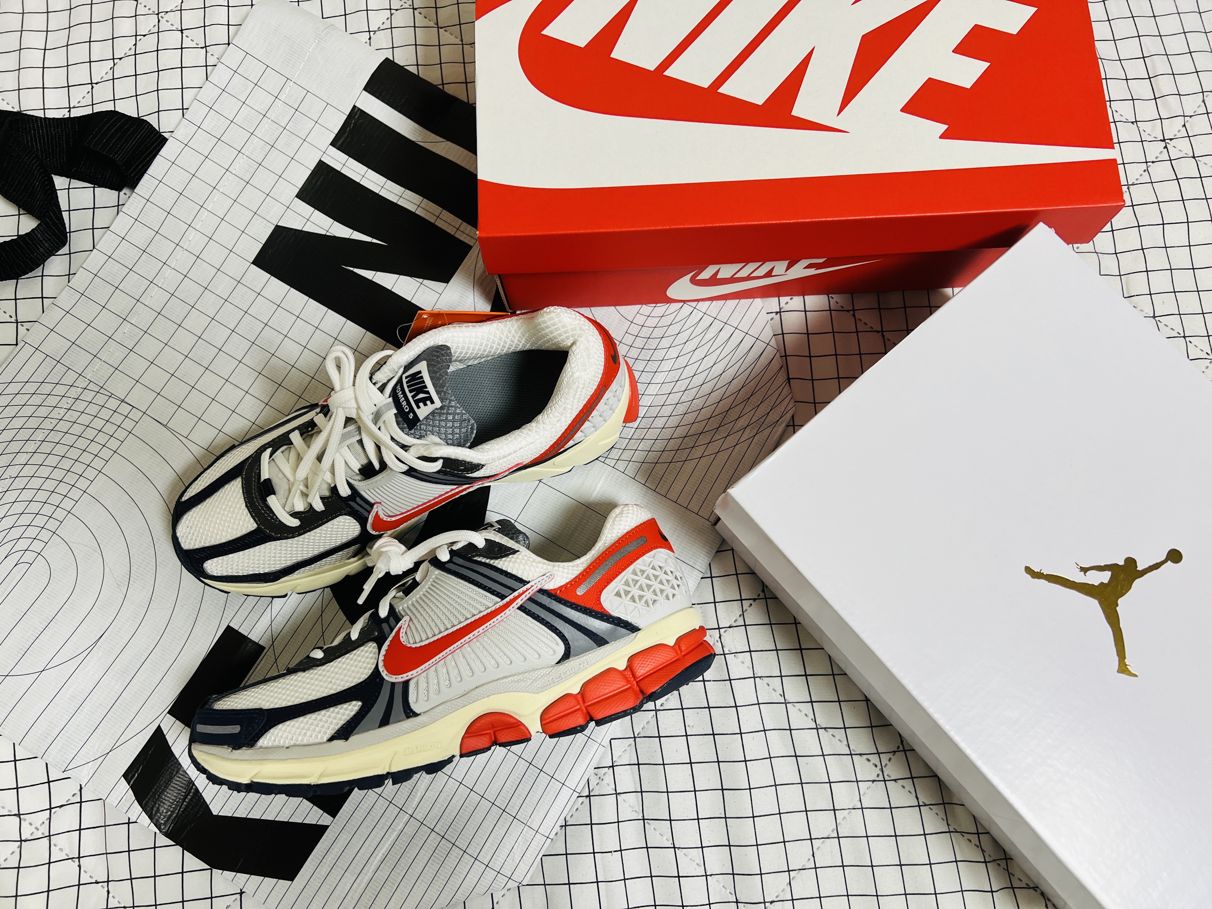 Nike Zoom Vomero 5 Photon Dust Picante Red 착용 스타일 - 1