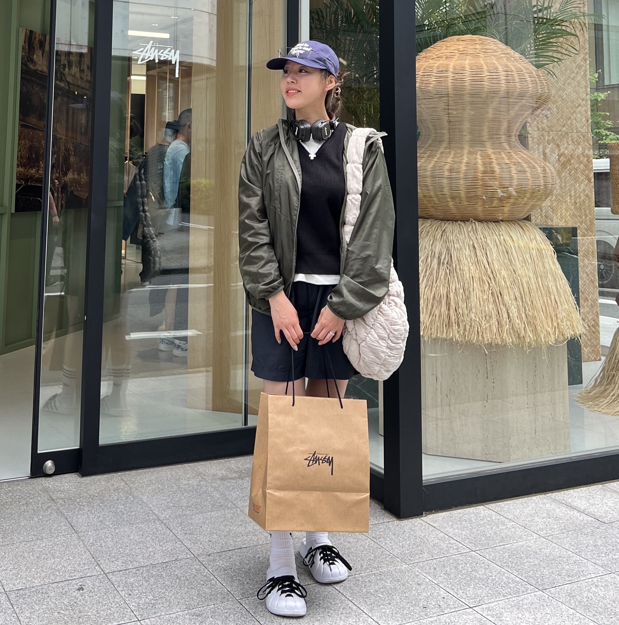 IAB Studio Ripstop Wind Jacket Deep Green, Adidas Adilette Clog White Black 착용 스타일 - 1
