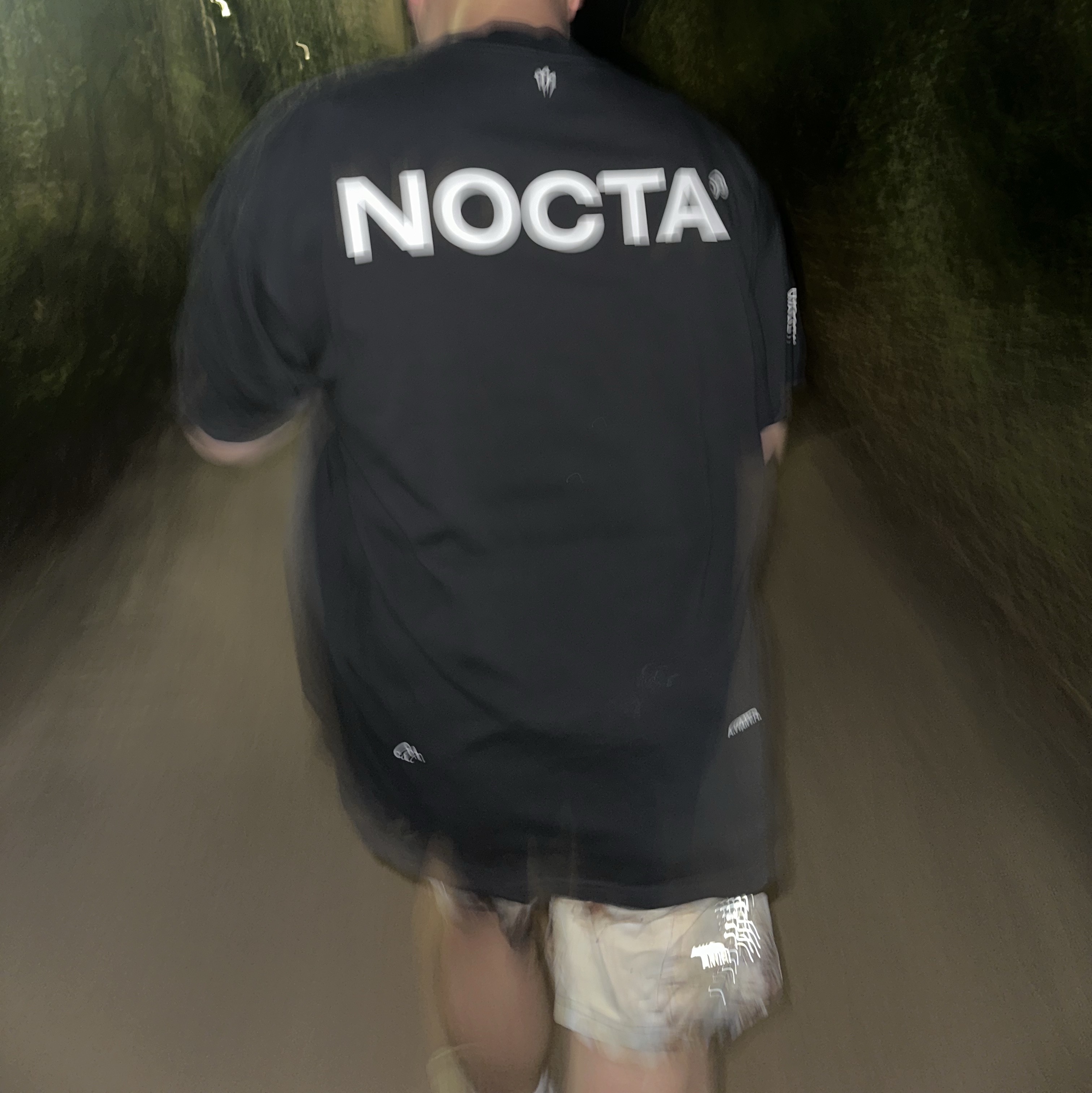 Nike x Drake Nocta Max 90 T-Shirt Black (FN7663-010), Nike x Drake Nocta NRG Running Shorts Camo (FJ3011-010) 착용 스타일 - 1