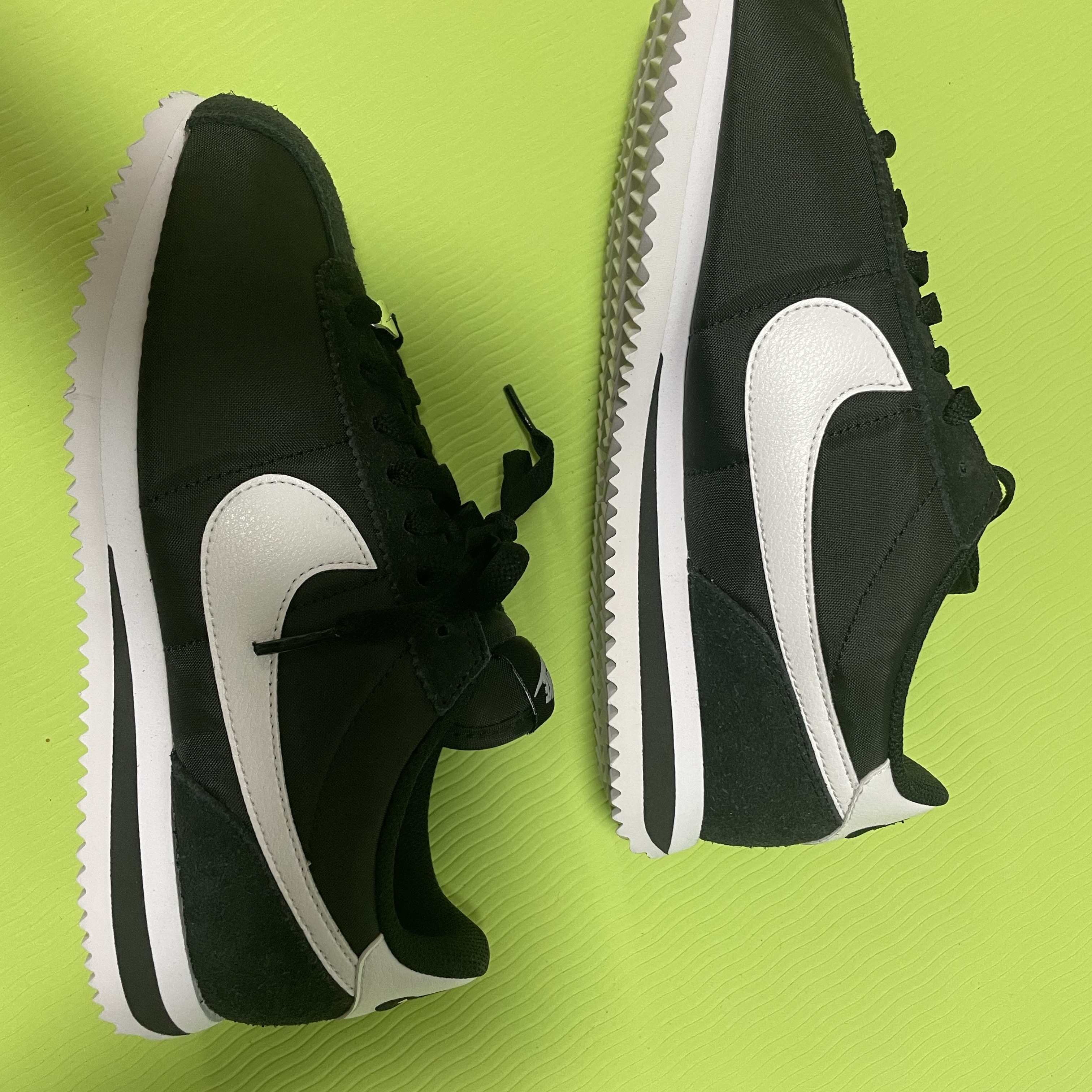 (W) Nike Cortez Black and White 착용 스타일