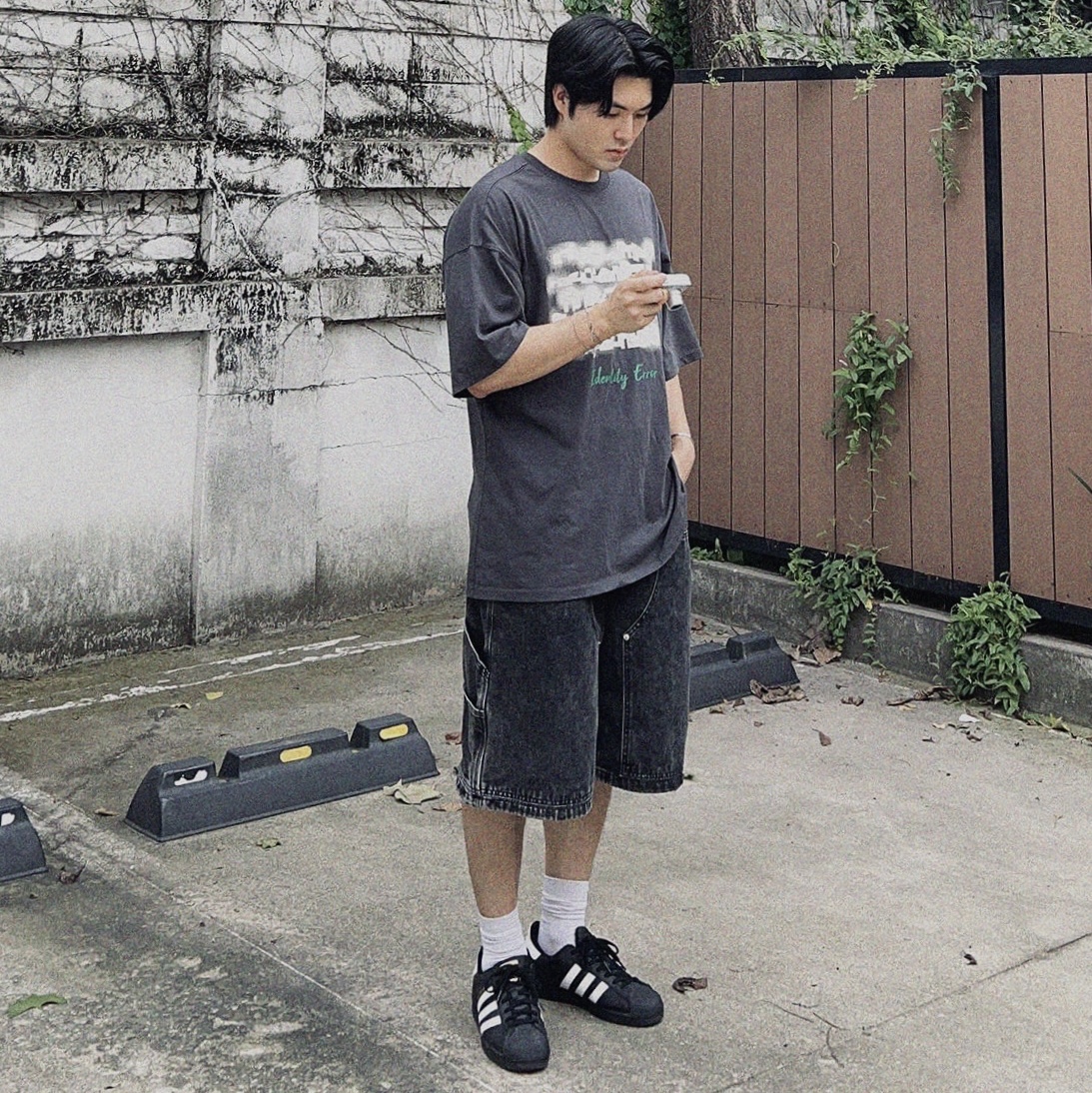 Adidas Superstar Core Black White 착용 스타일 - 2