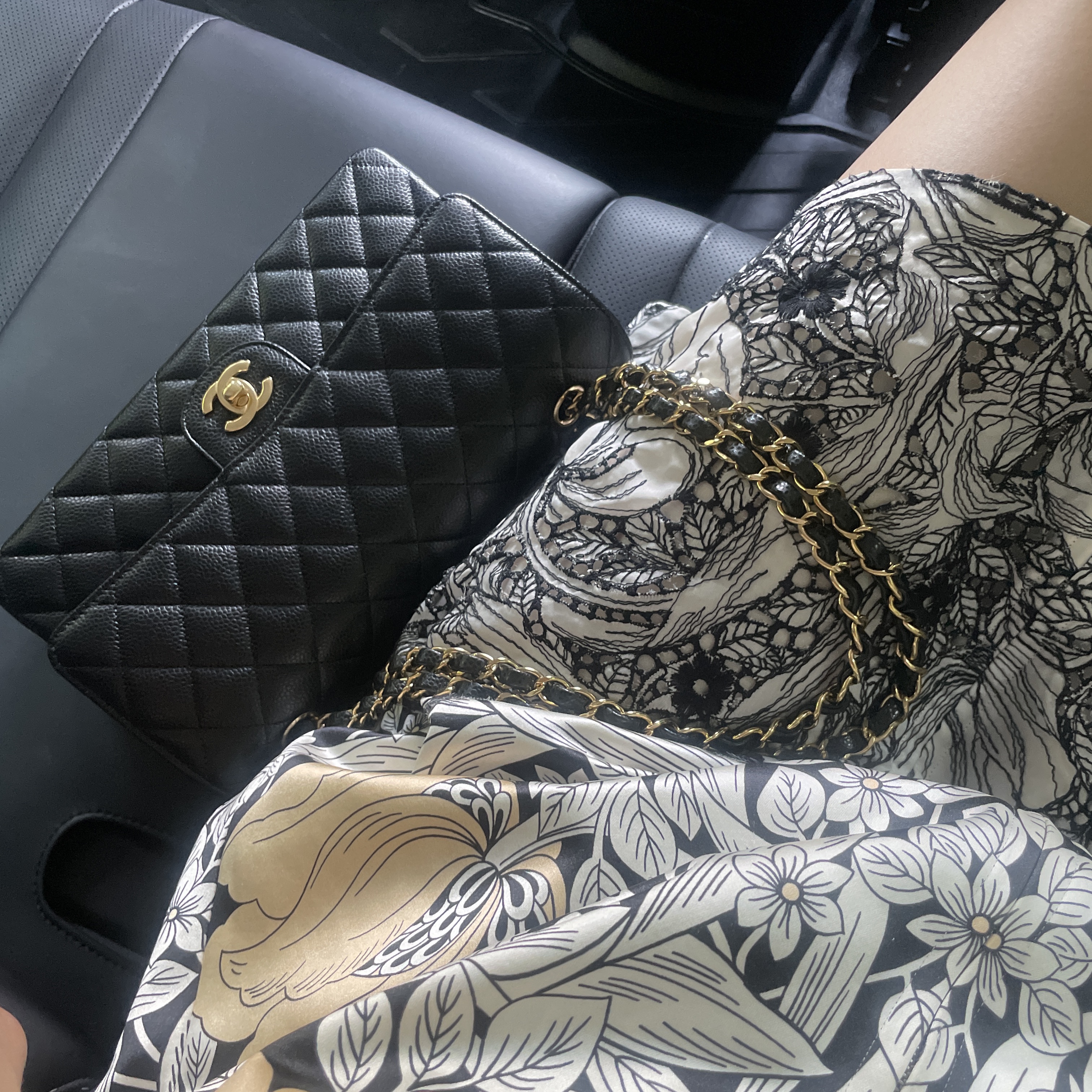 Chanel Medium Classic Handbag Grained Calfskin & Gold Black 착용 스타일