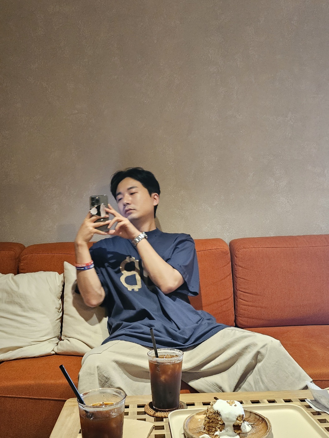 Nonnod Side Cargo Shorts Beige, Balenciaga Oversized Crypto T-Shirt Faded Black 착용 스타일