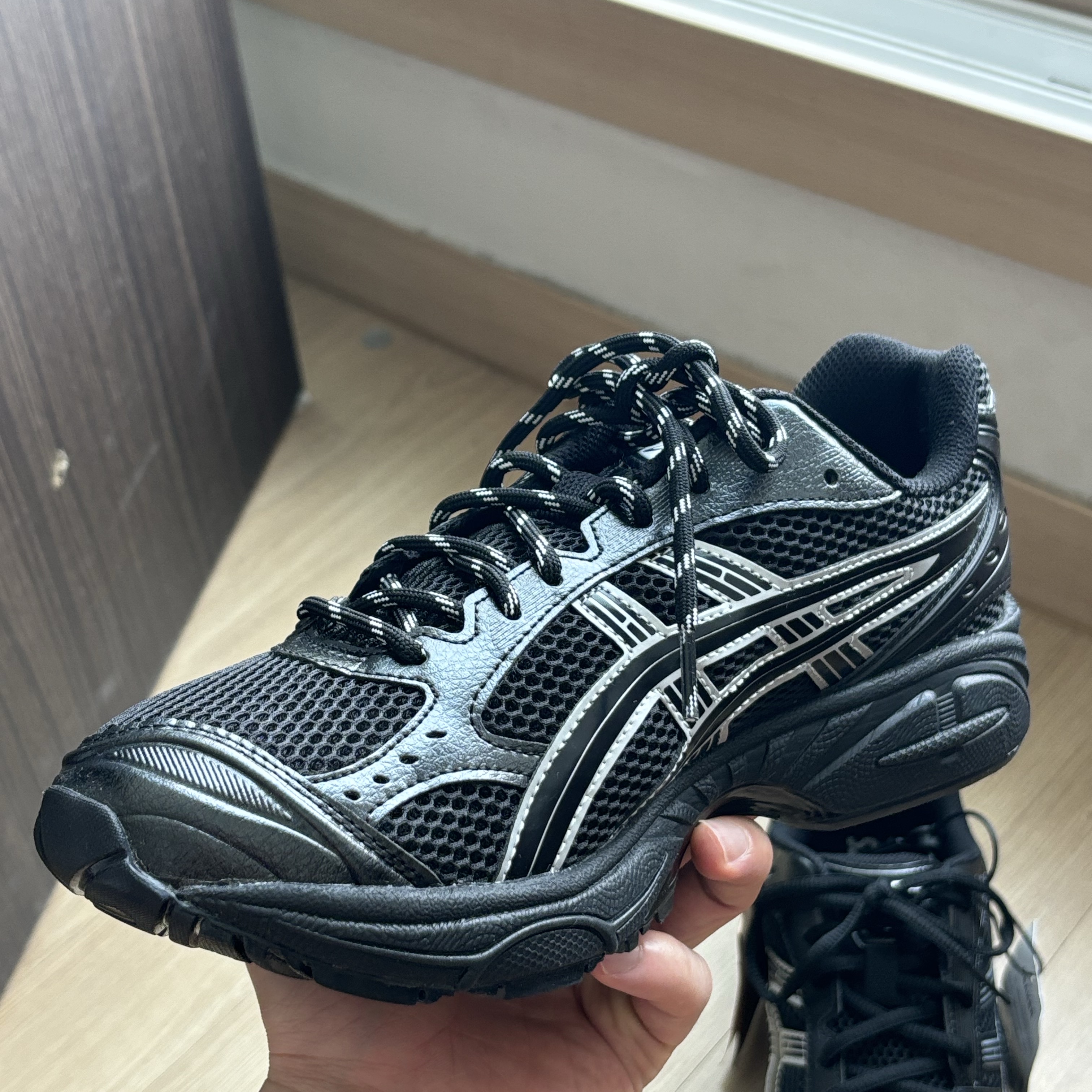 Asics Gel-Kayano 14 Black Pure Silver 착용 스타일 - 4