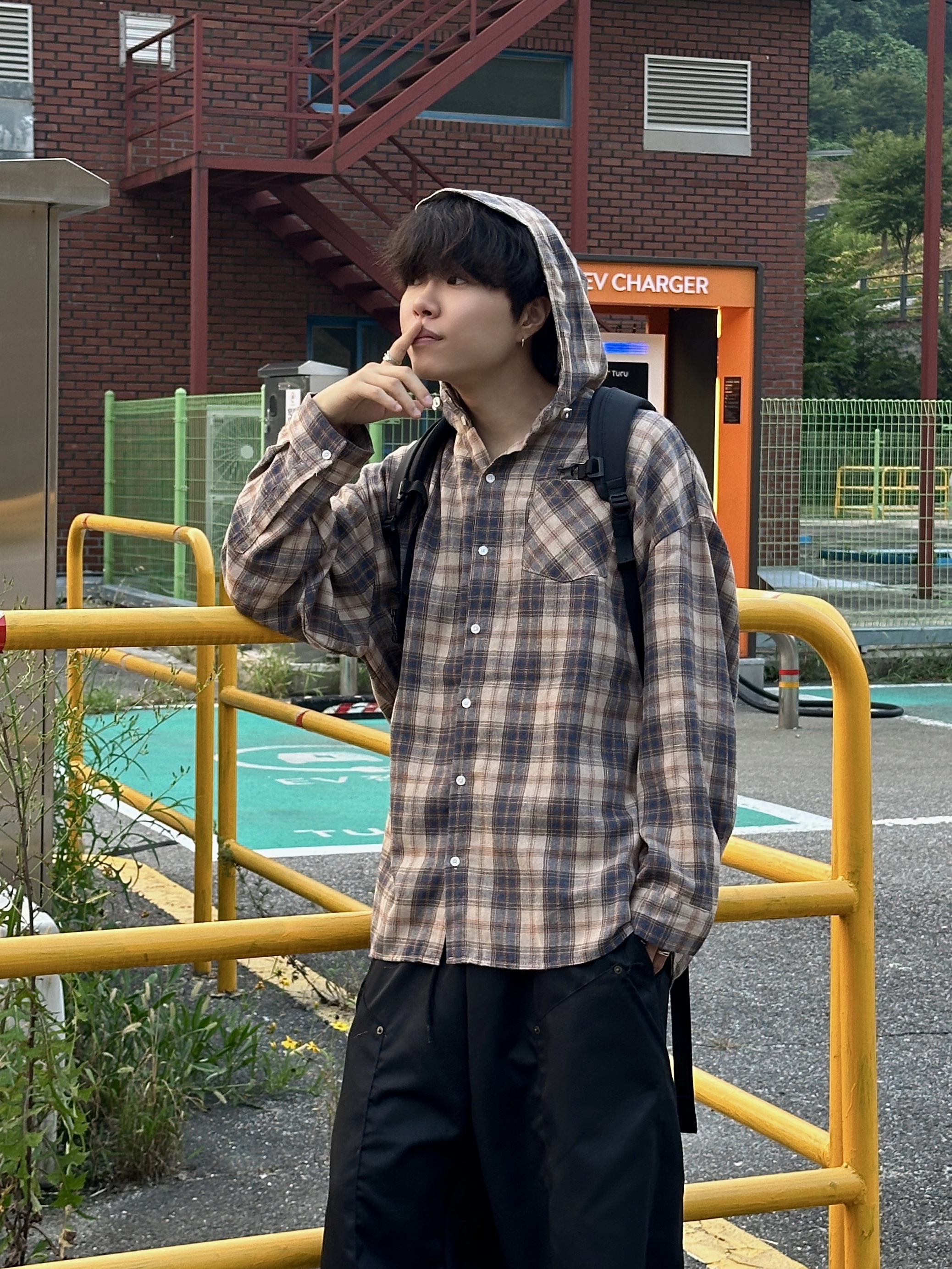 Maison Mihara Yasuhiro Blakey OG STC Sole Paper Like Leather Low-top Sneakers Black 착용 스타일 - 2