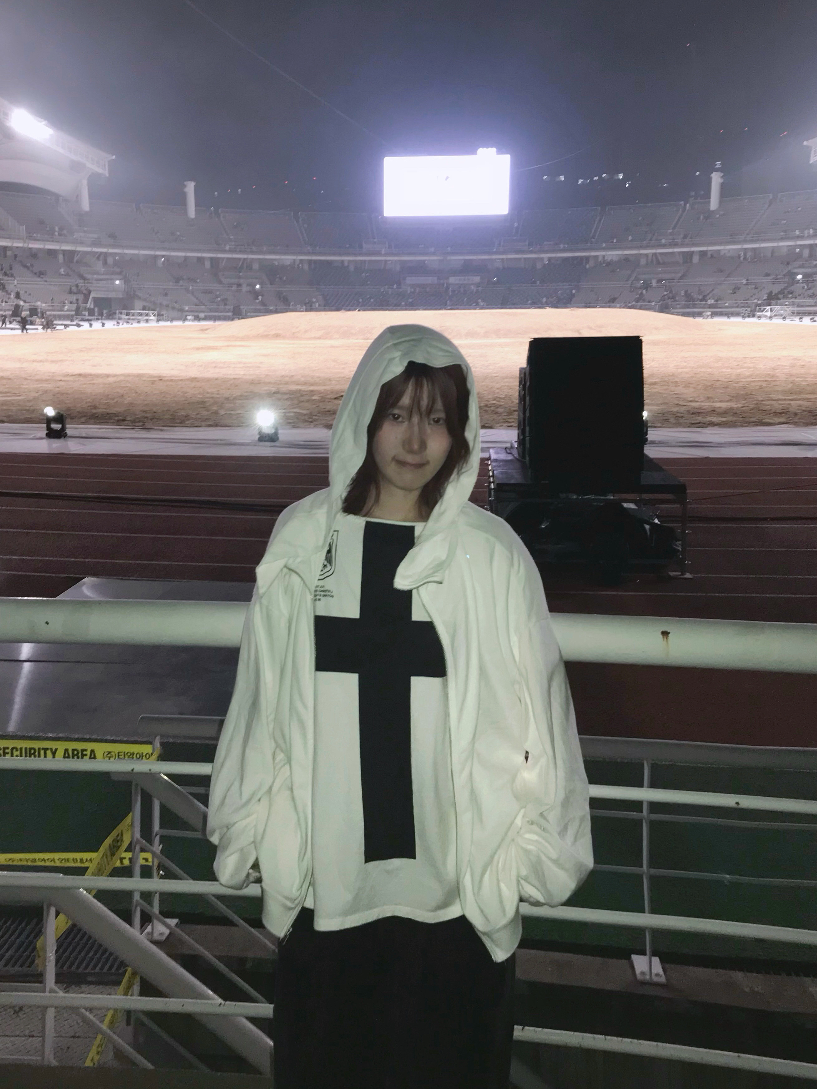 ¥$ Vultures Merch T-Shirt 1 White - Korea Exclusive, ¥$ Vultures Merch Hoodie White - Korea Exclusive 착용 스타일 - 1
