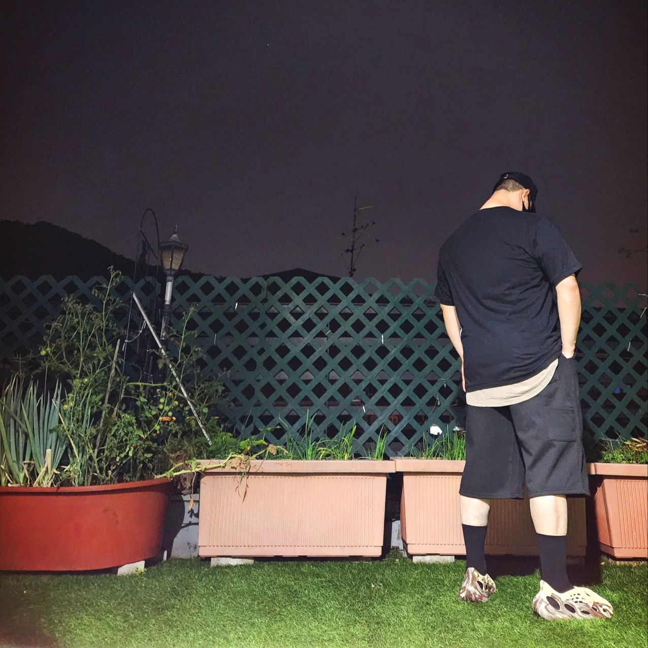 BAPE Hand Draw Side Big Ape Head T-Shirt Black, Adidas Yeezy Foam RNNR MX Cream Clay 착용 스타일 - 3