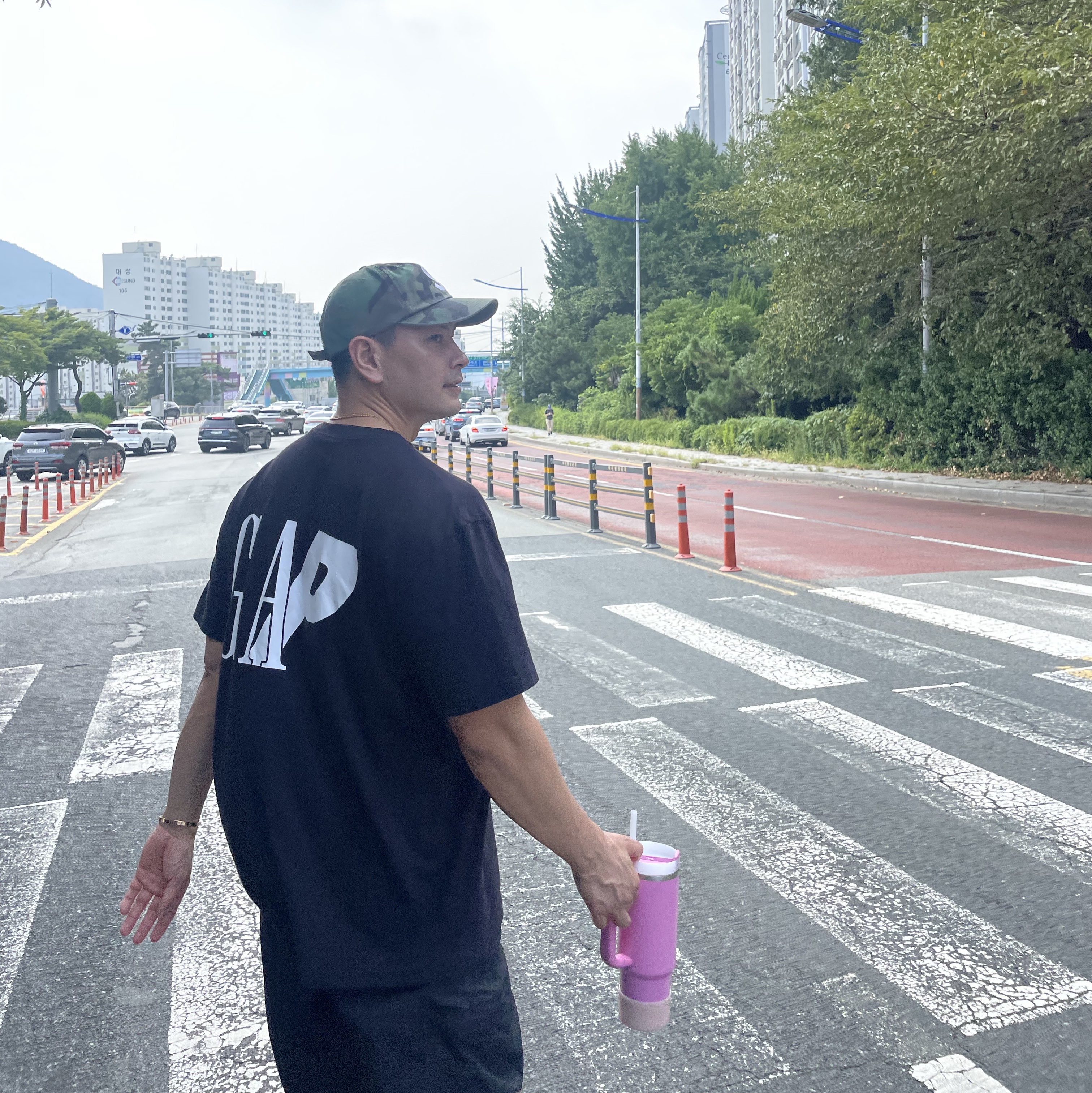 Palace x Gap T-Shirt Black - 24SS, Supreme Pigment Print S Logo 6-Panel Woodland Camo - 20SS 착용 스타일