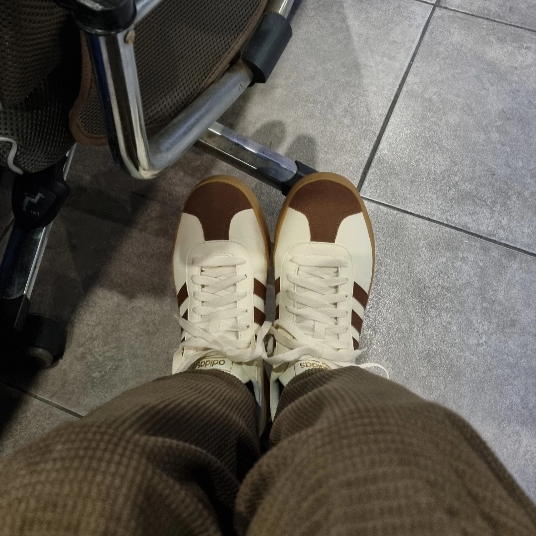 Adidas VL Court 2.0 Cream Brown 착용 스타일