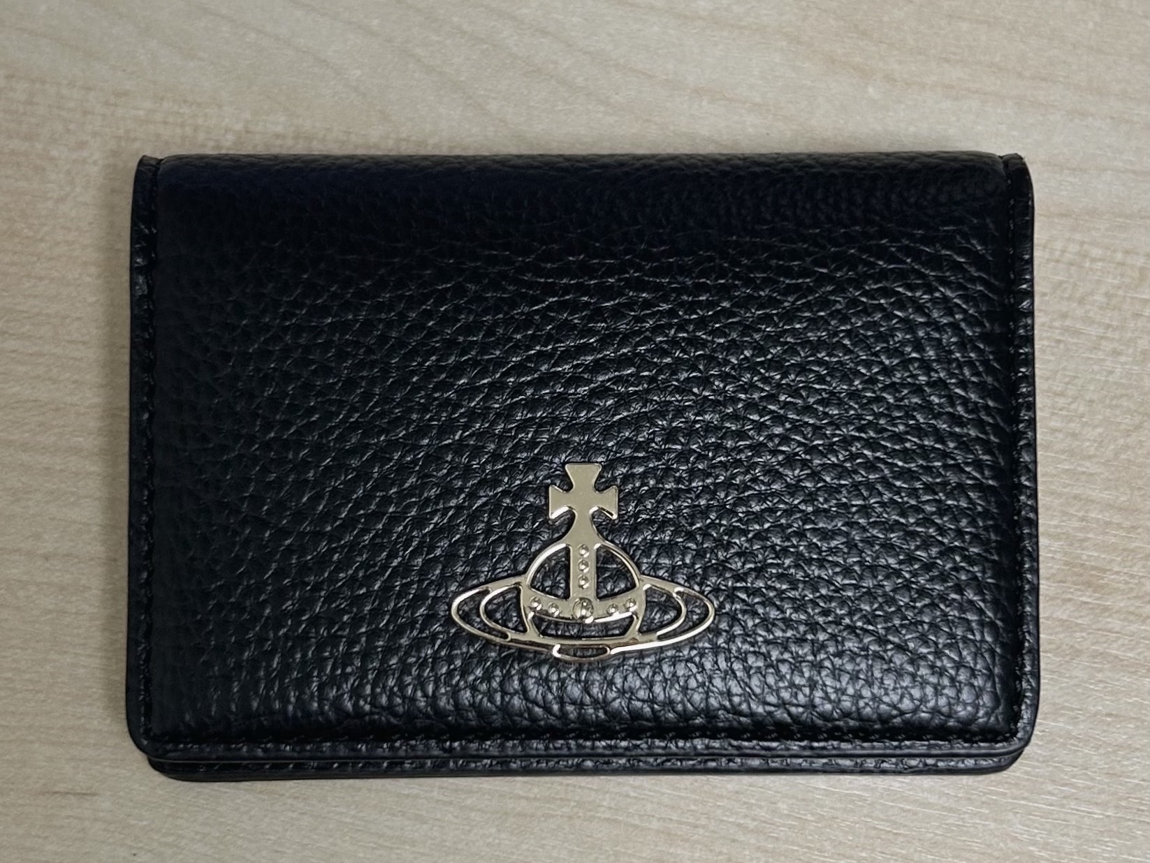 Vivienne Westwood Re-Vegan Grain Card Holder Black Light Gold 착용 스타일
