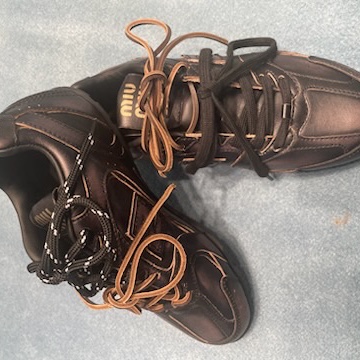 (W) New Balance x Miu Miu 530 SL Leather Sneakers Black 착용 스타일 - 2