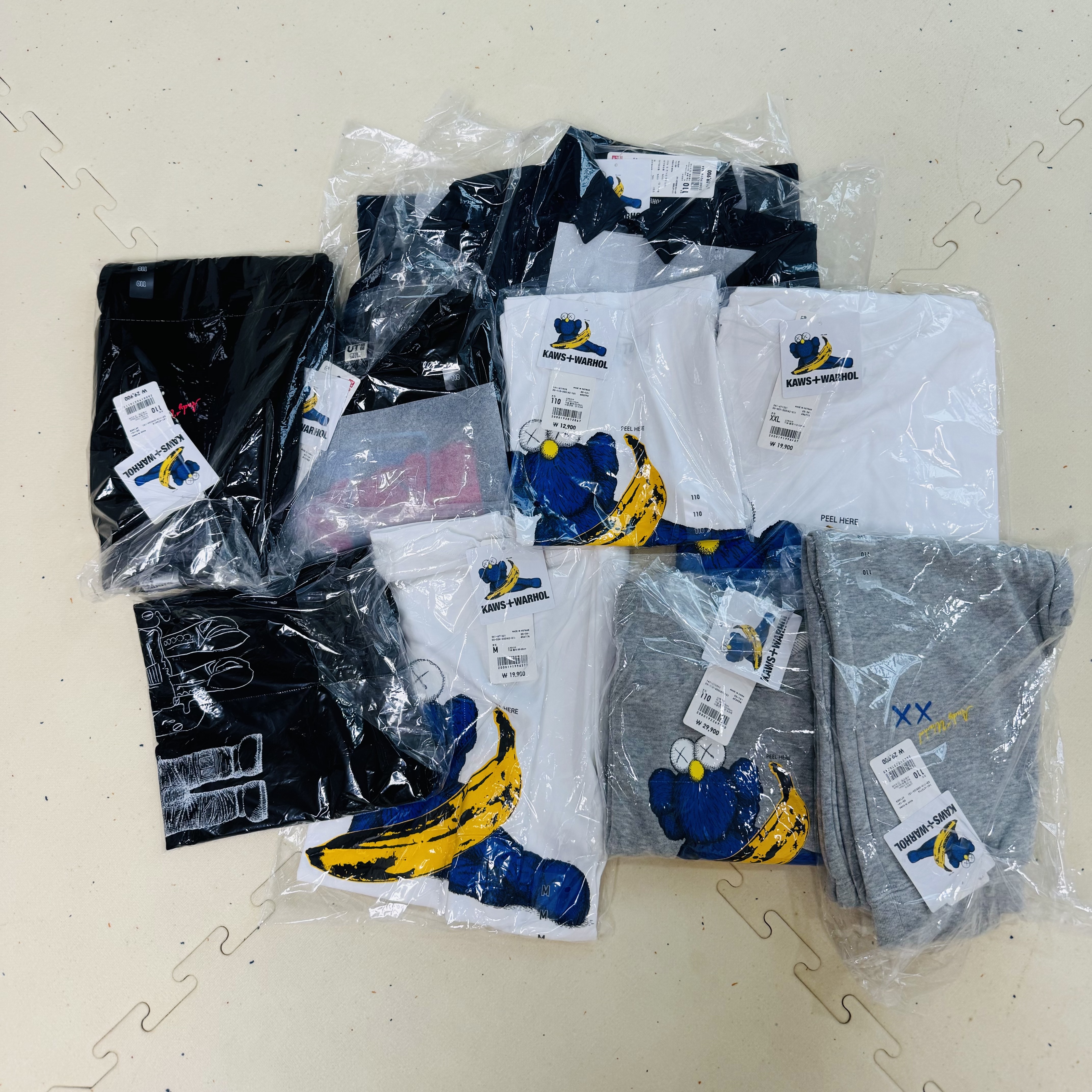 Uniqlo UT x Kaws x Warhol Sweatshirt Black, Uniqlo UT x Kaws x Warhol S/S Graphic T-Shirt A White 착용 스타일