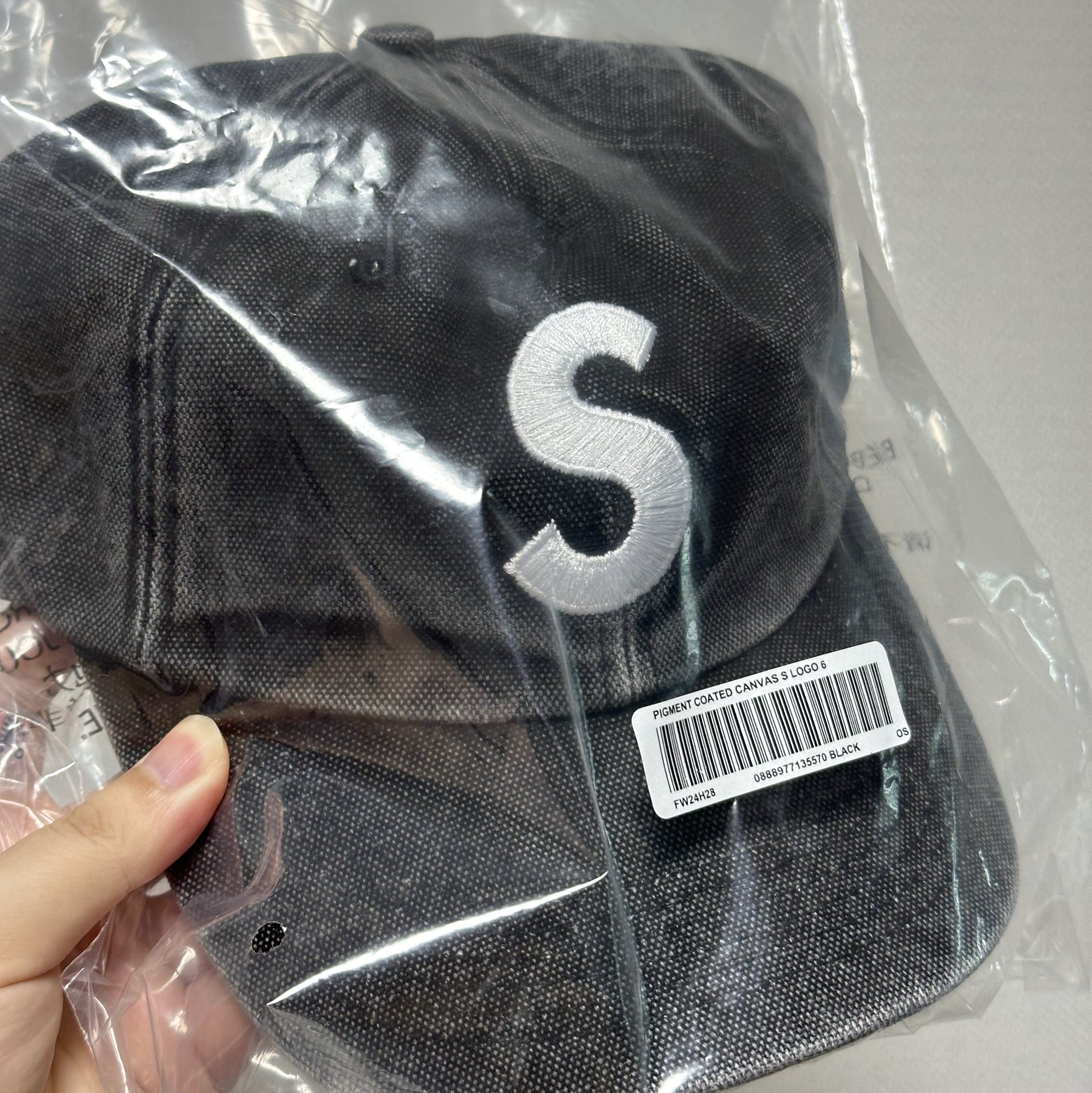 Supreme Pigment S Logo 6-Panel Black - 24FW 착용 스타일
