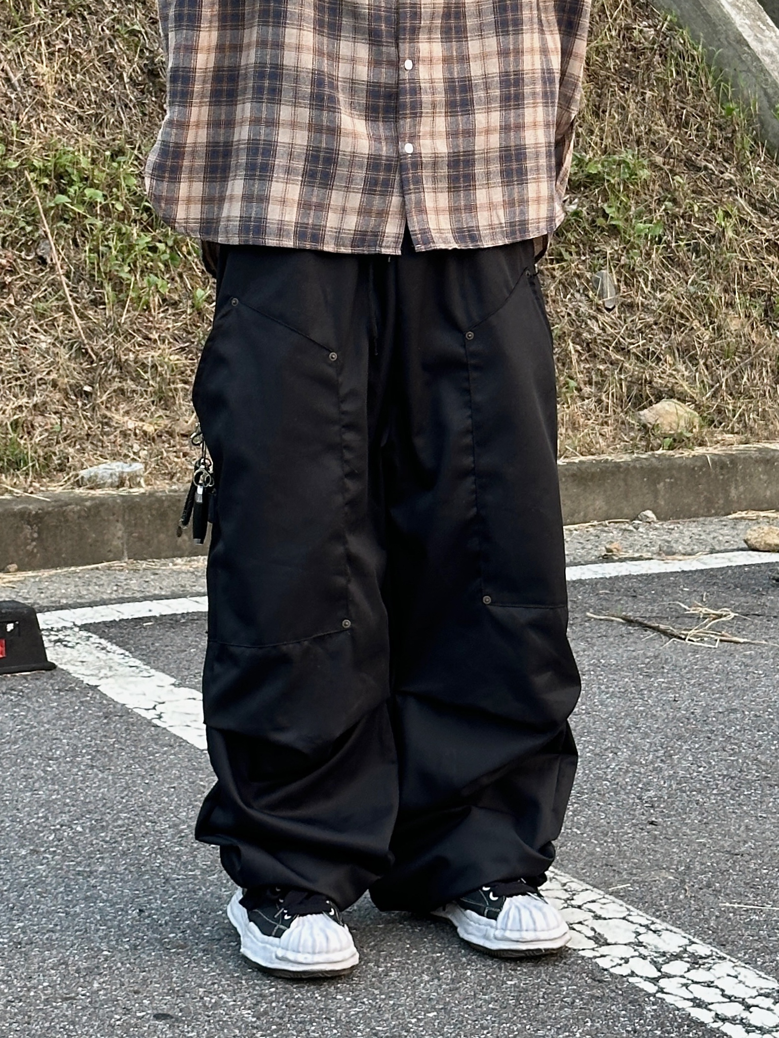 Maison Mihara Yasuhiro Blakey OG STC Sole Paper Like Leather Low-top Sneakers Black 착용 스타일 - 4