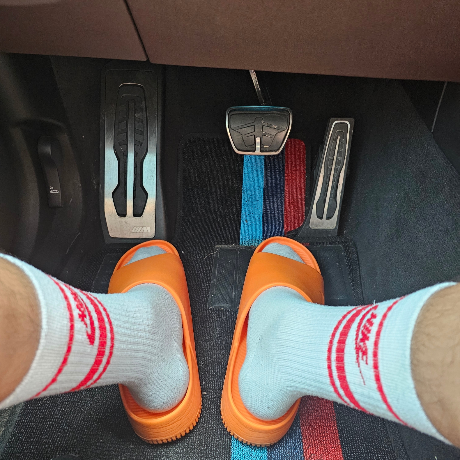 Nike Calm Slide Bright Mandarin, Nike NSW Everyday Essential Crew Socks White University Red (3 Pack/Korean Ver.) 착용 스타일