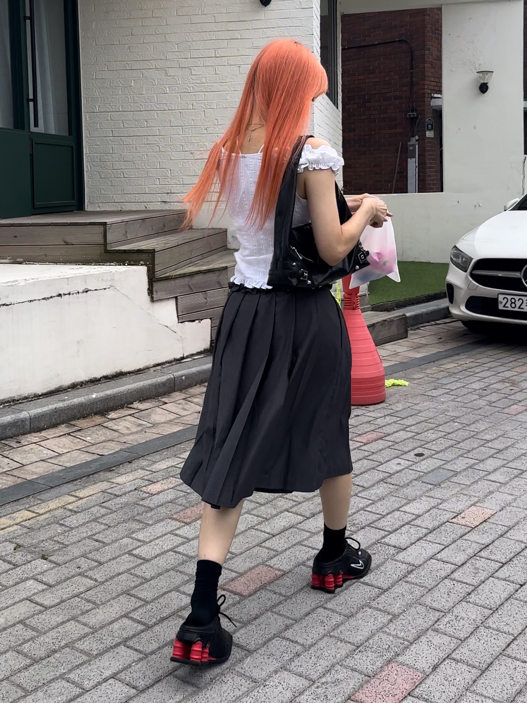 Nike x Martine Rose Shox MR4 Black 착용 스타일 - 1