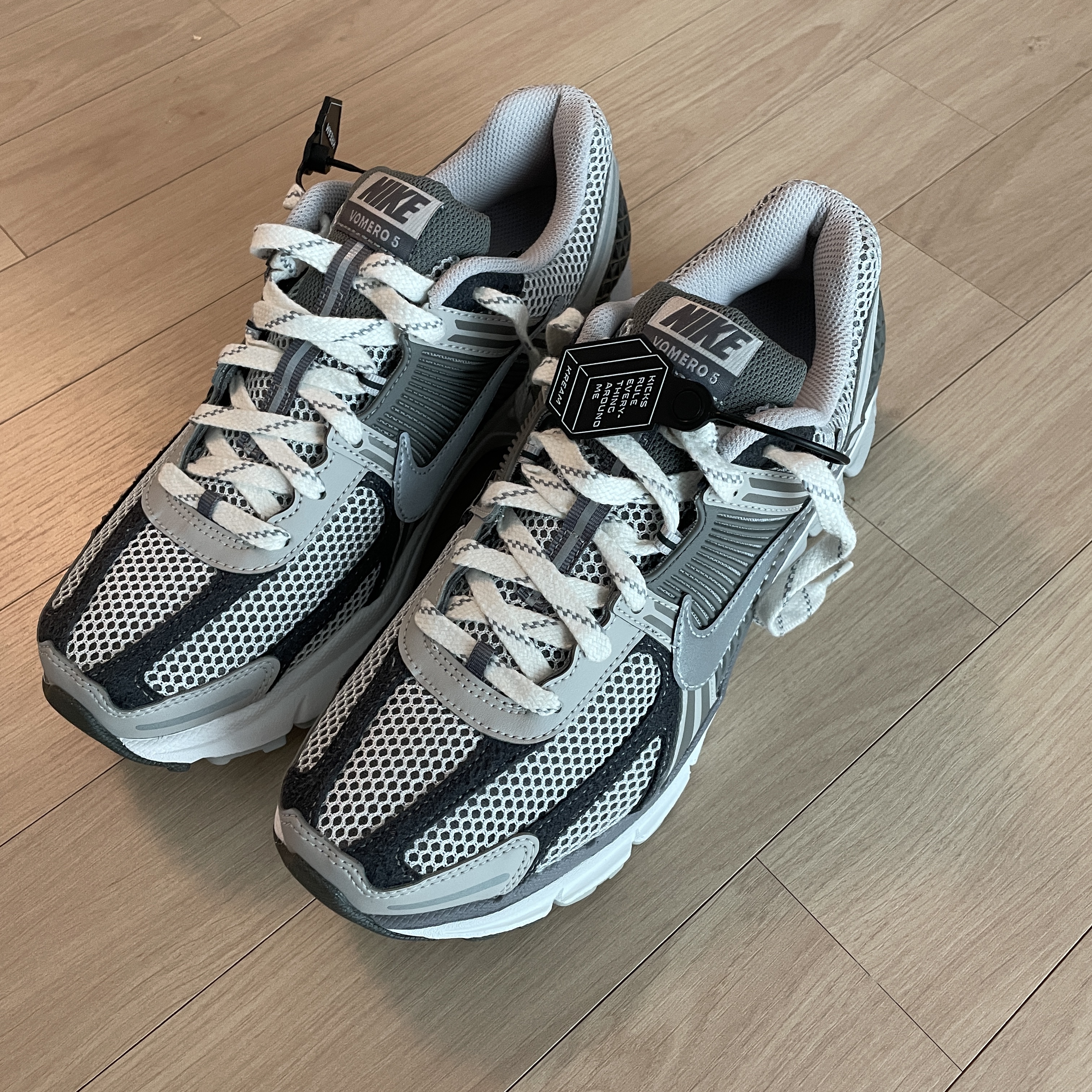 Nike Zoom Vomero 5 PRM Light Iron Ore and Flat Fewter 착용 스타일 - 3
