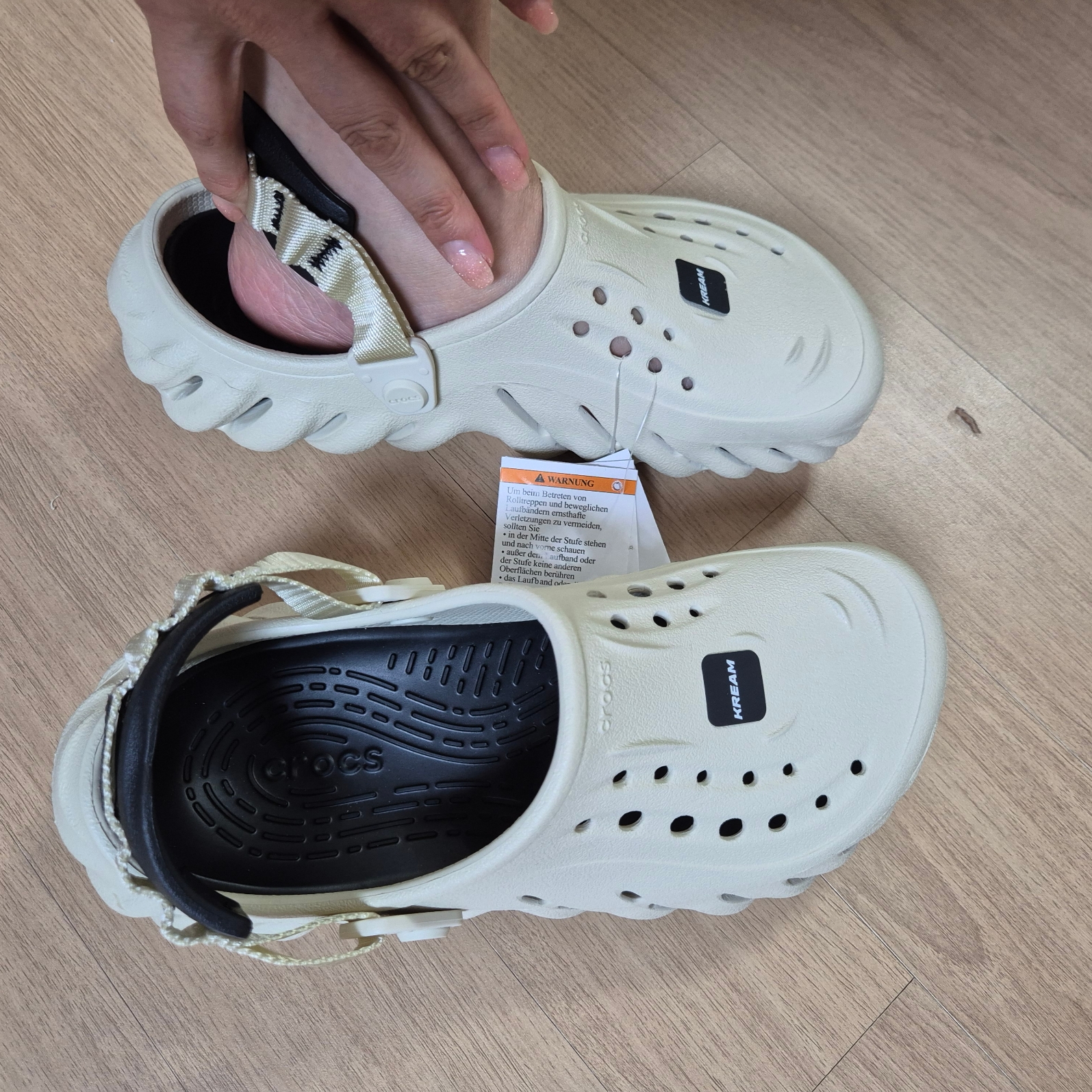 Crocs Echo Clog Bone Black 착용 스타일 - 2