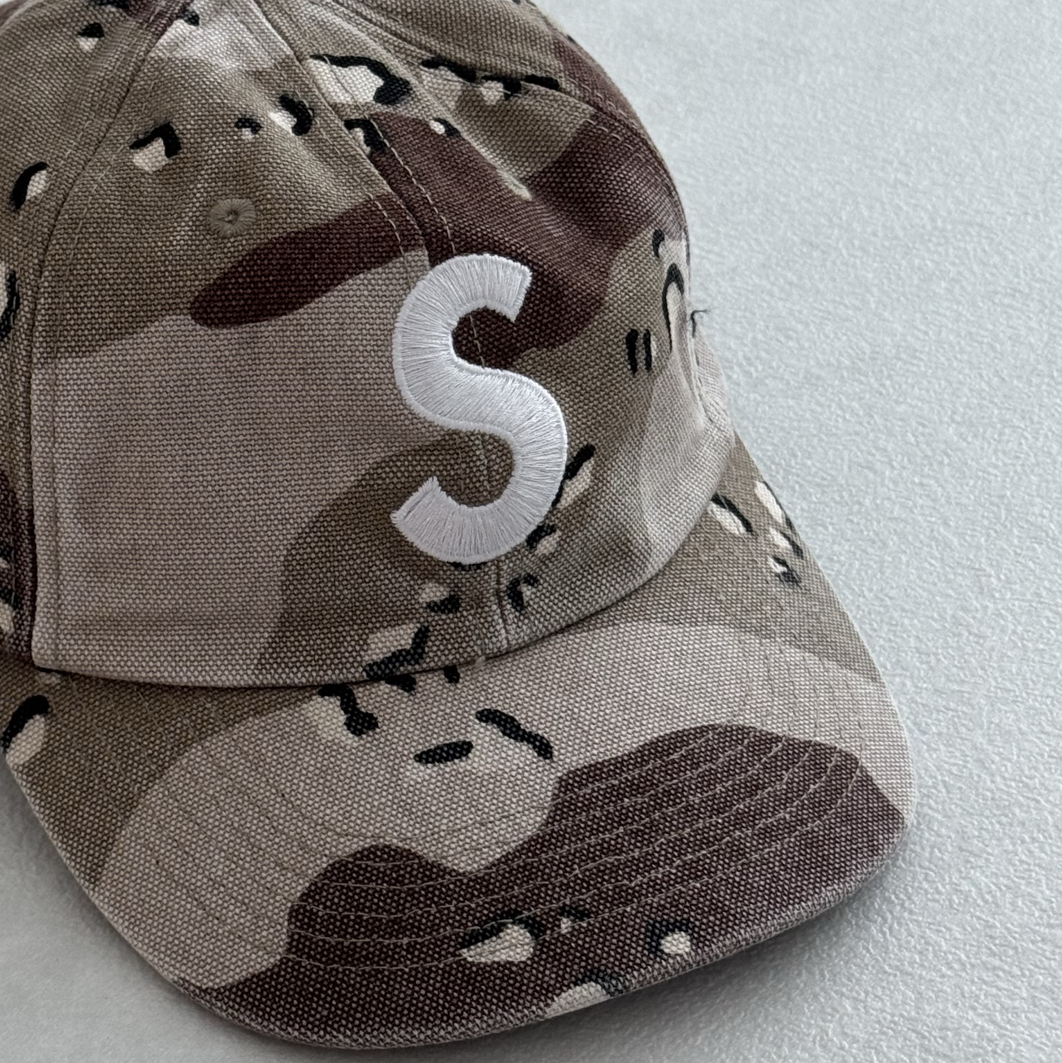 Supreme Pigment S Logo 6-Panel Chocolate Chip Camo - 24FW 착용 스타일