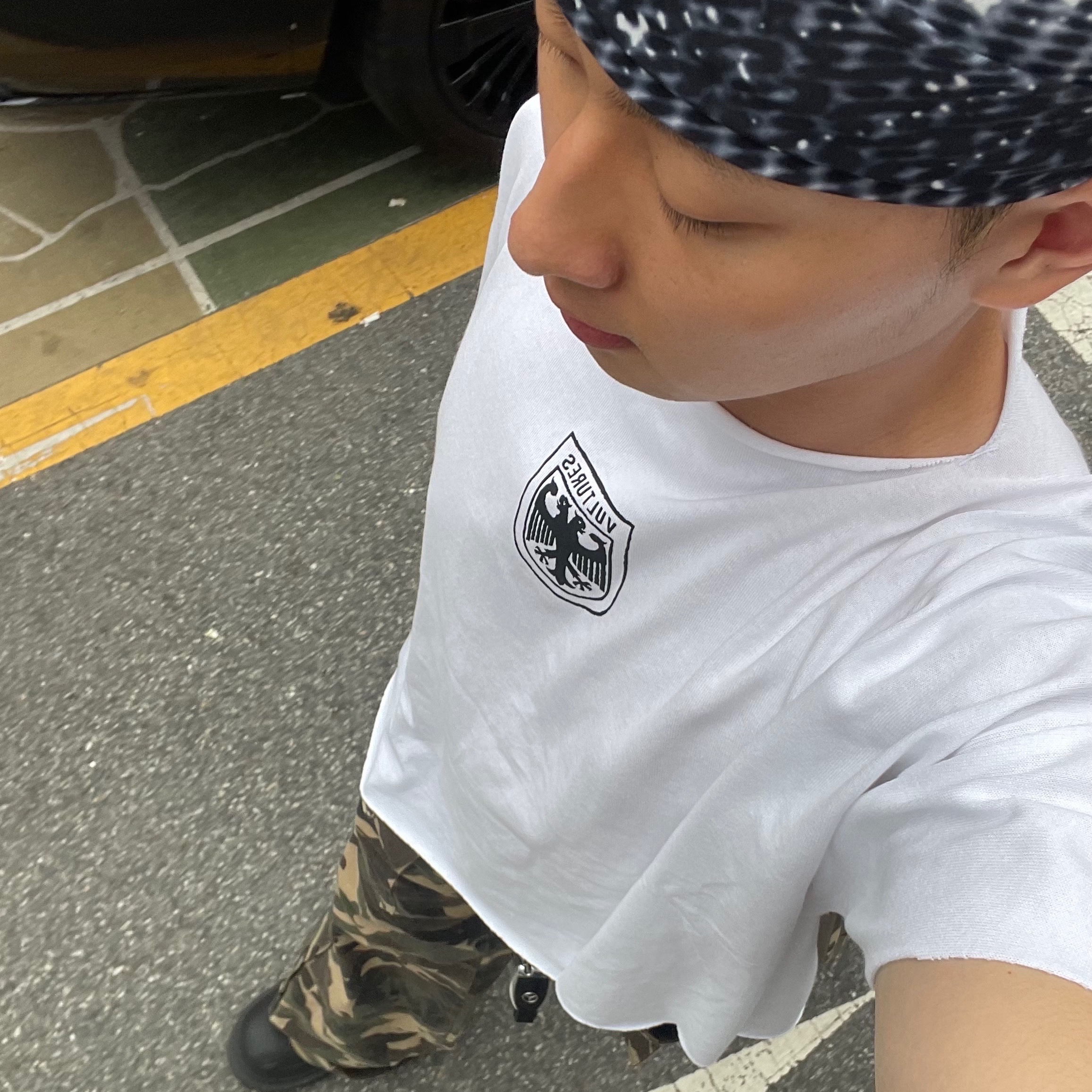 Yeezy Vultures Box T-Shirt White 착용 스타일