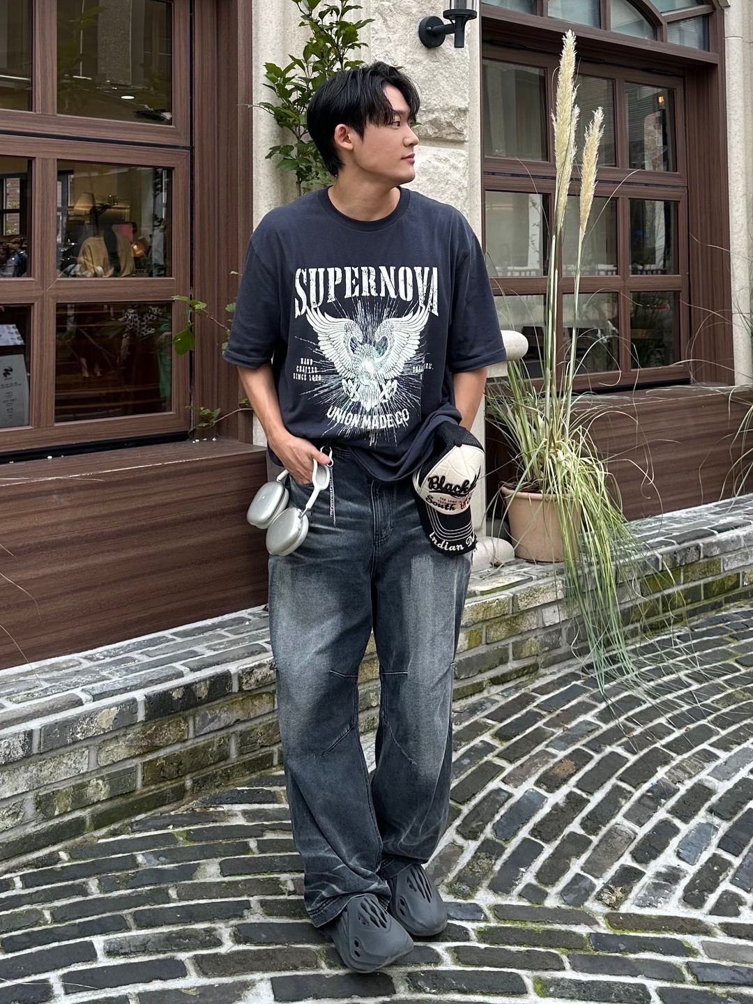 BLR Embossed Wave Washing Wide Denim Pants Blue 착용 스타일