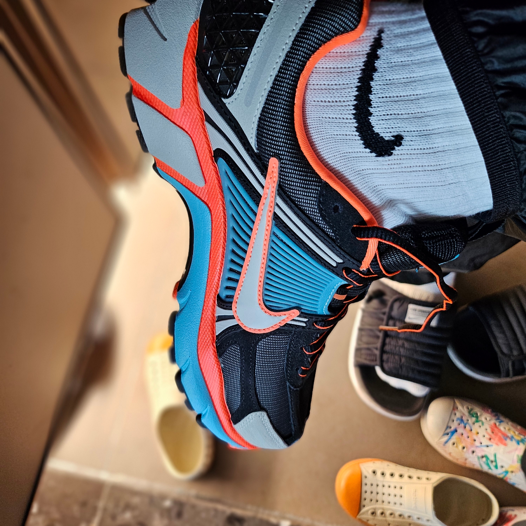 (W) Nike Zoom Vomero 5 Black Blue Gaze 착용 스타일