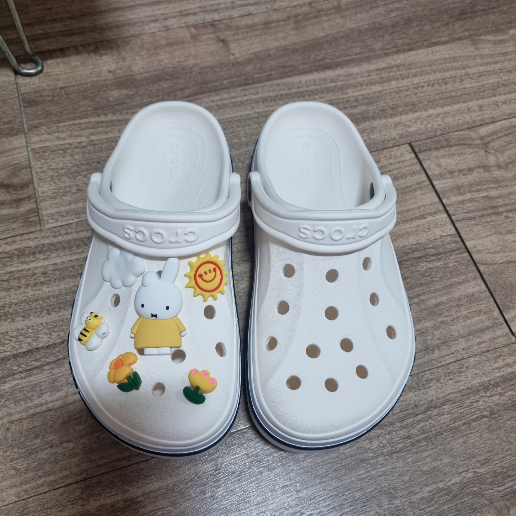 Crocs Bayaband Clog White Navy 착용 스타일