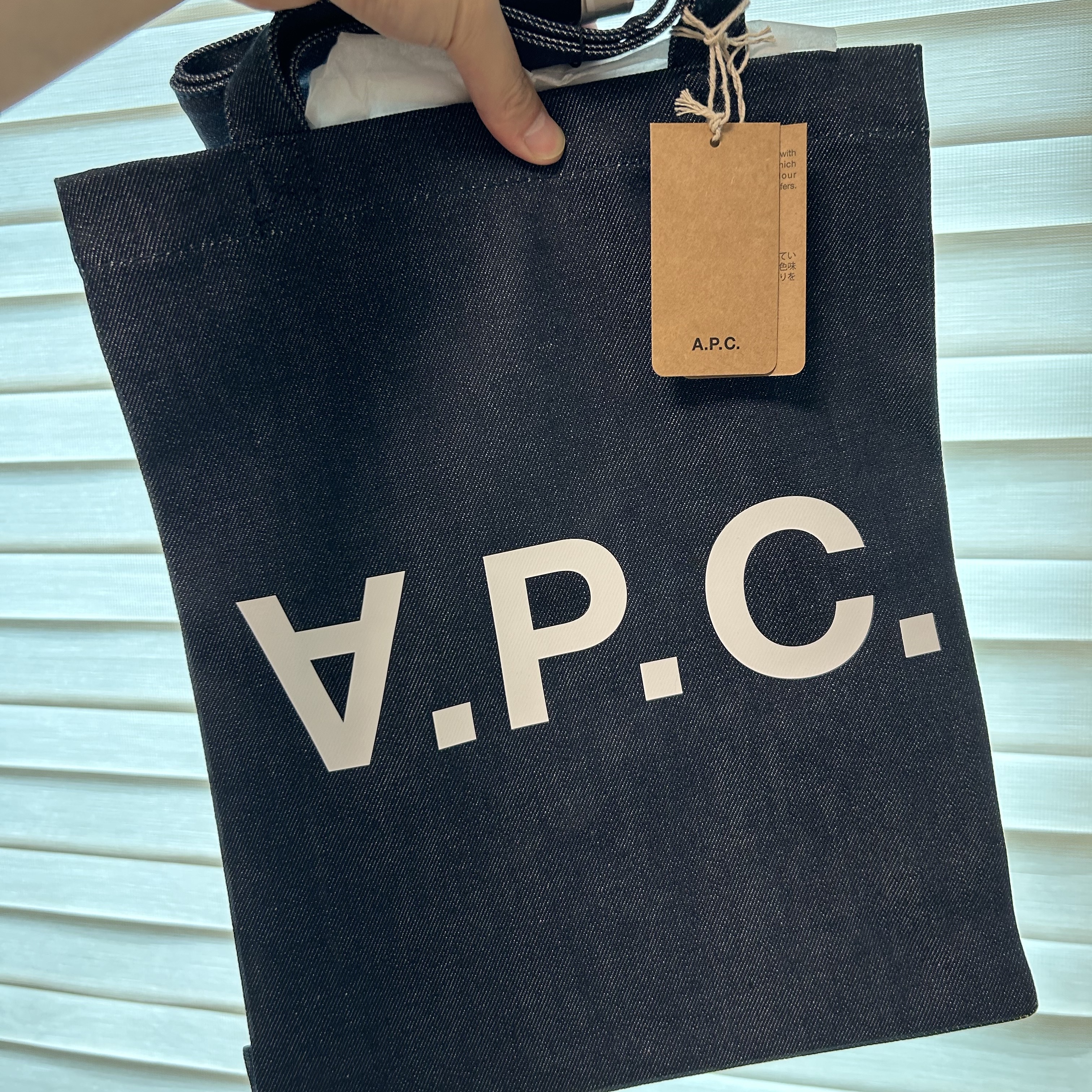 A.P.C. Laure Tote Bag Blue 착용 스타일