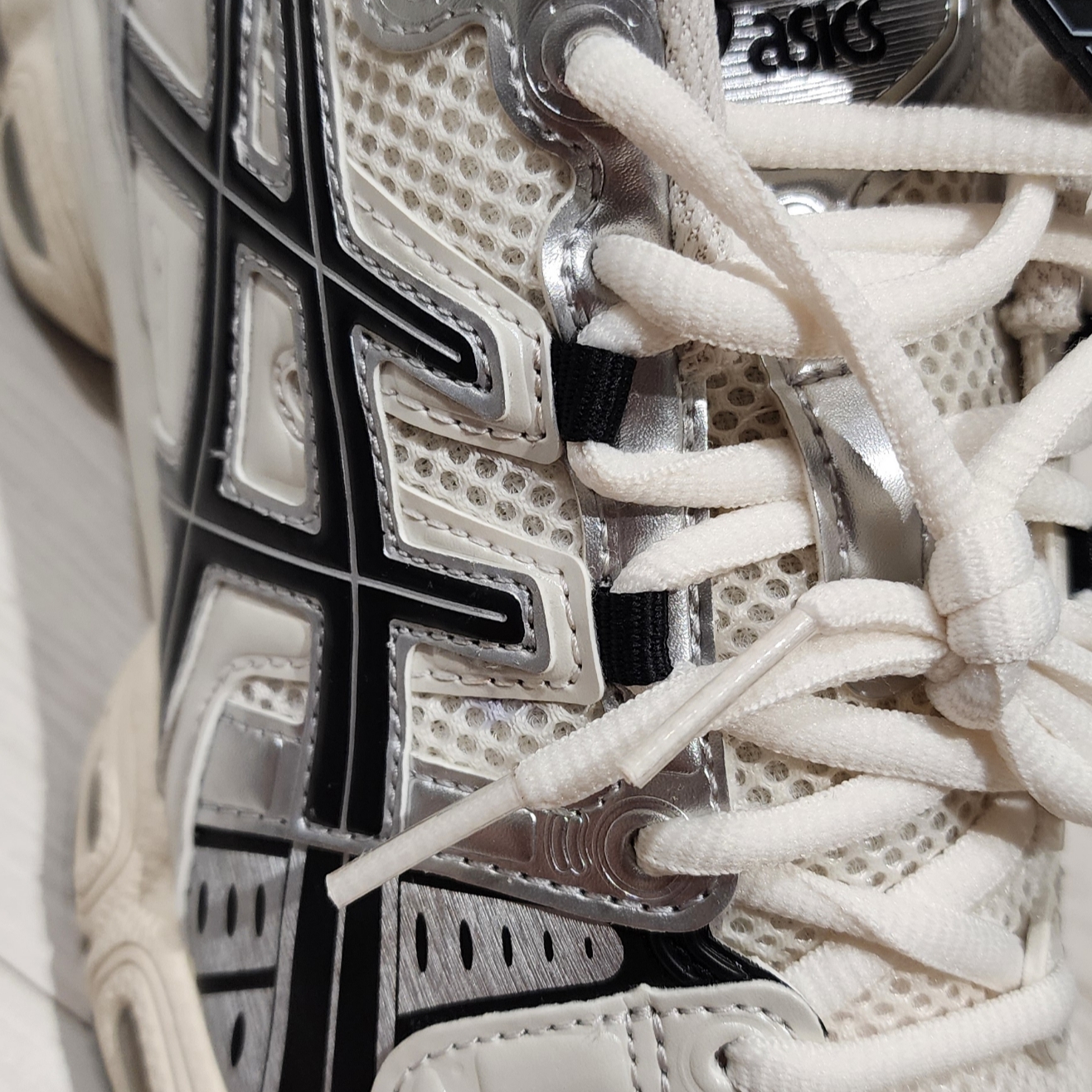 Asics Gel-Nimbus 9 Cream Black 착용 스타일 - 10