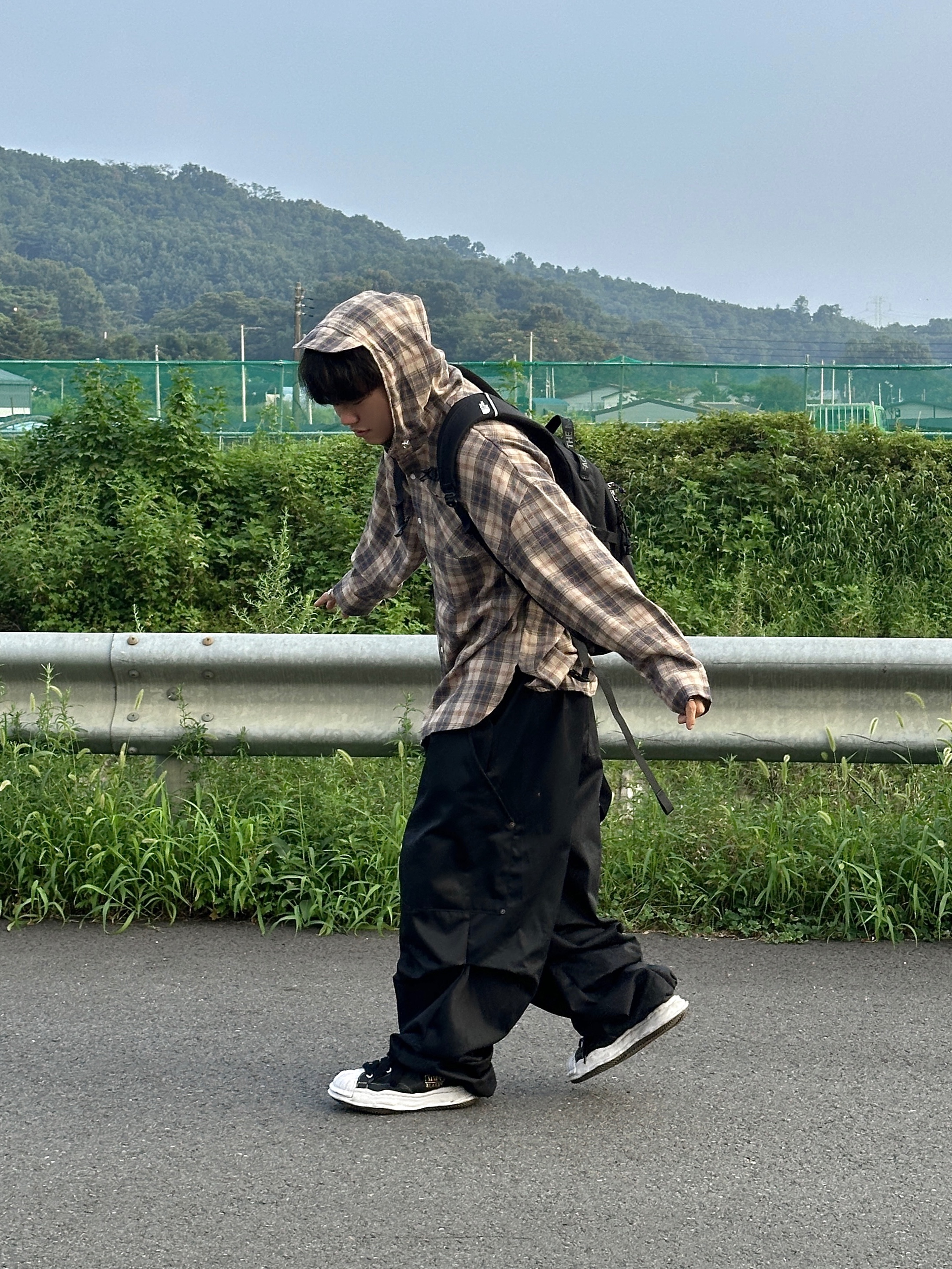 Maison Mihara Yasuhiro Blakey OG STC Sole Paper Like Leather Low-top Sneakers Black 착용 스타일 - 1