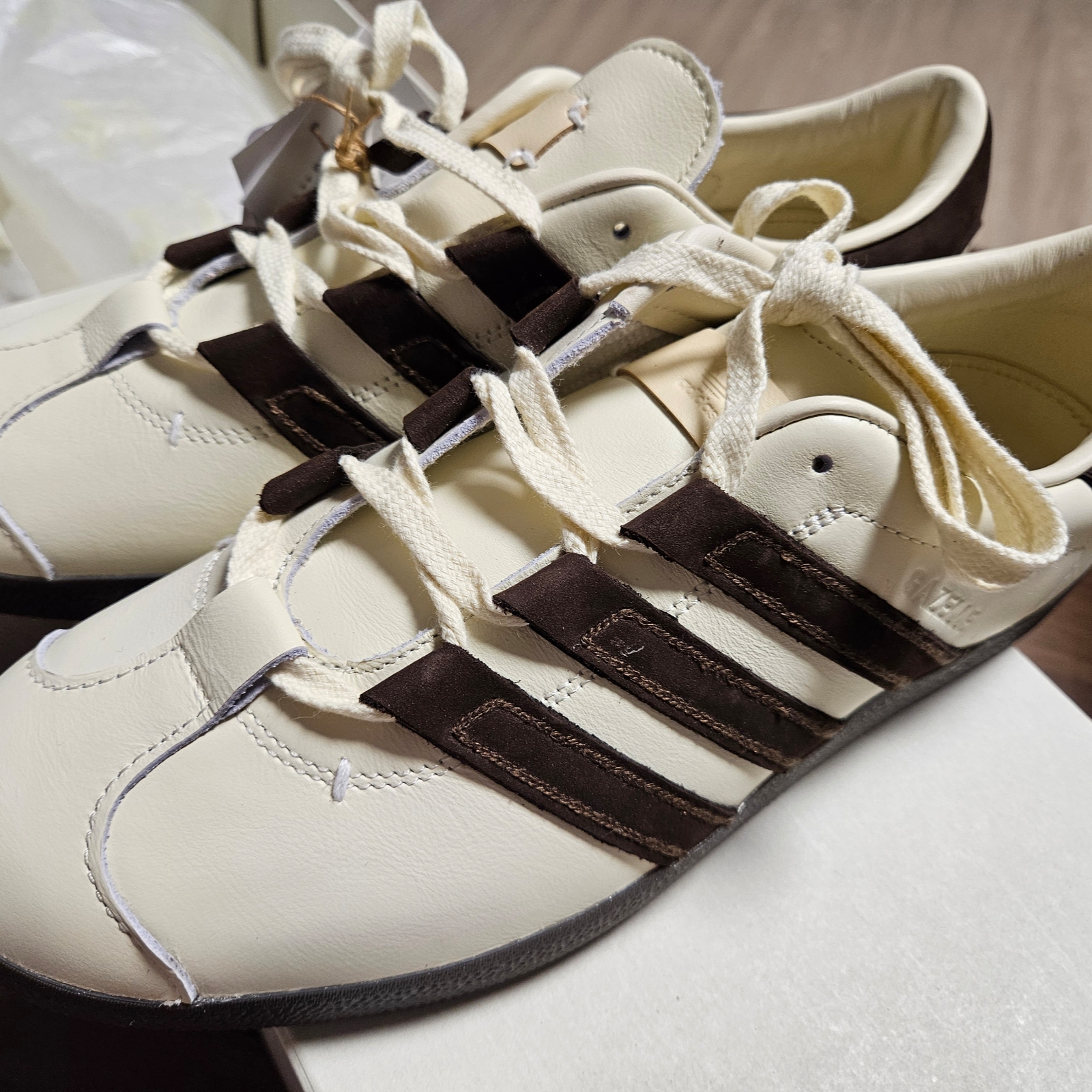 Adidas x Foot Industry Gazelle Cream White Dark Brown 착용 스타일