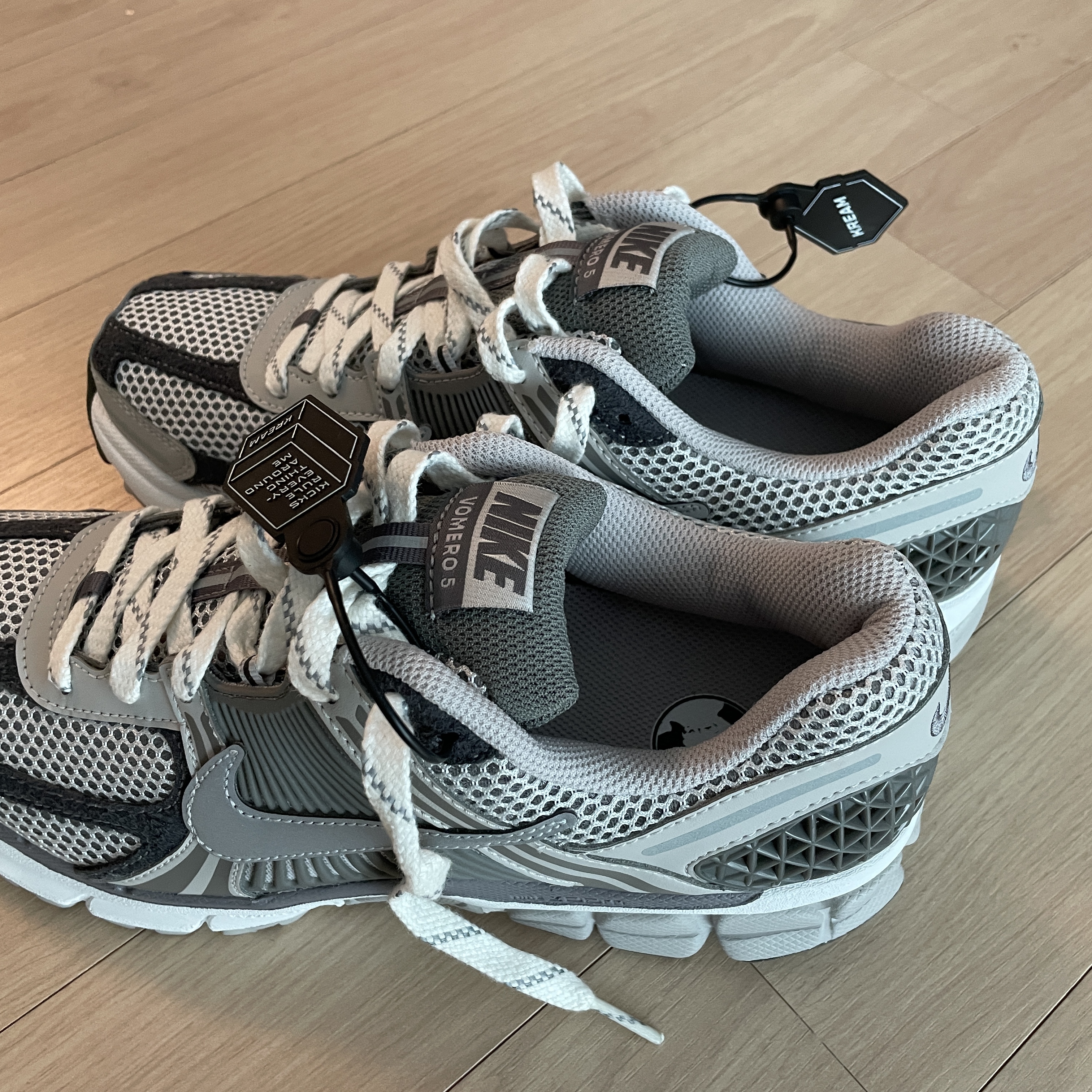Nike Zoom Vomero 5 PRM Light Iron Ore and Flat Fewter 착용 스타일 - 2