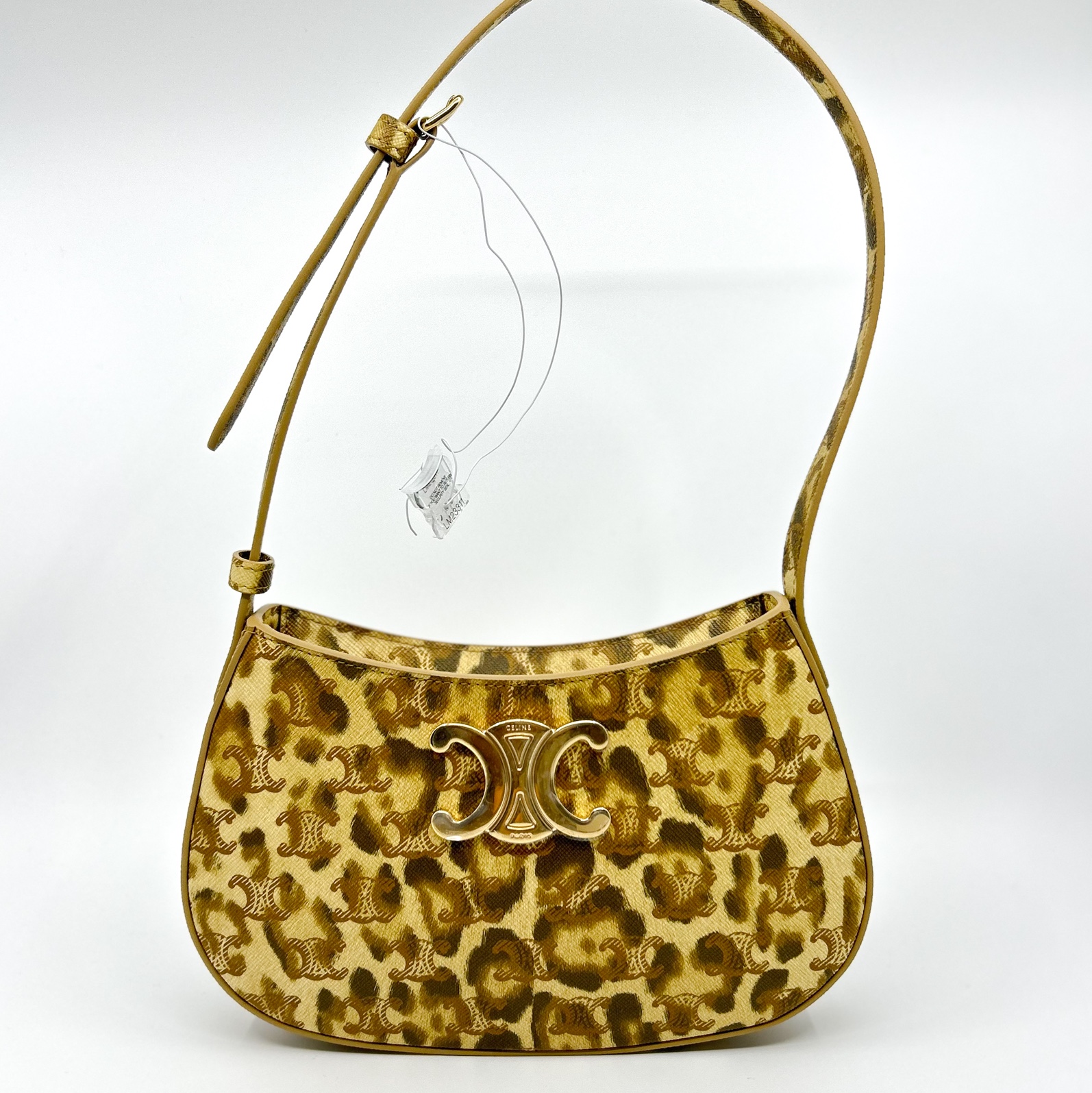Celine Medium Tilly Bag in Triomphe Canvas with Print Leopard 착용 스타일 - 1
