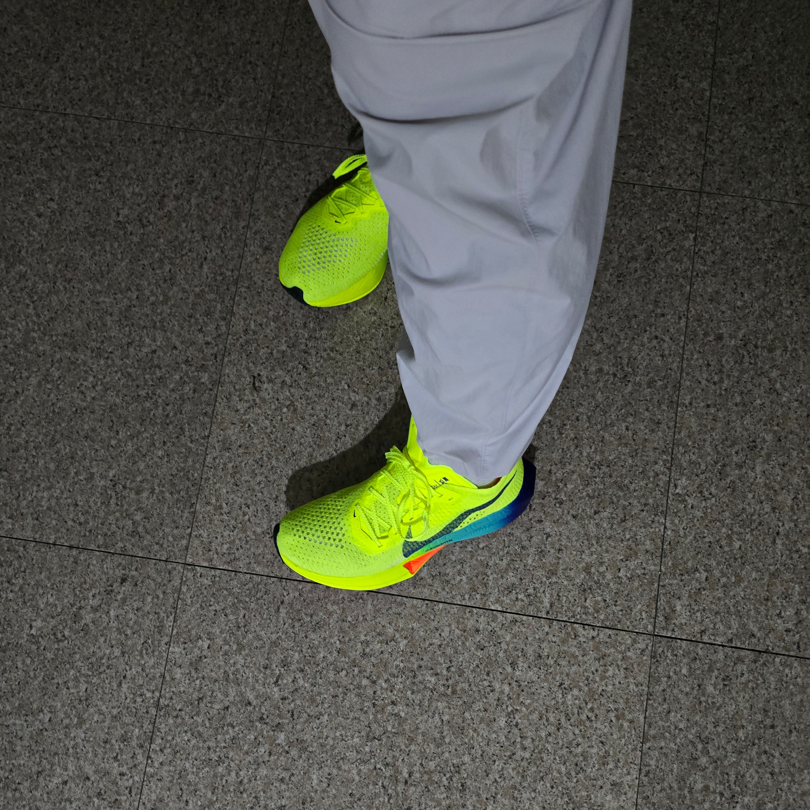 Nike ZoomX Vaporfly Next% 3 Volt Scream Green 착용 스타일 - 1