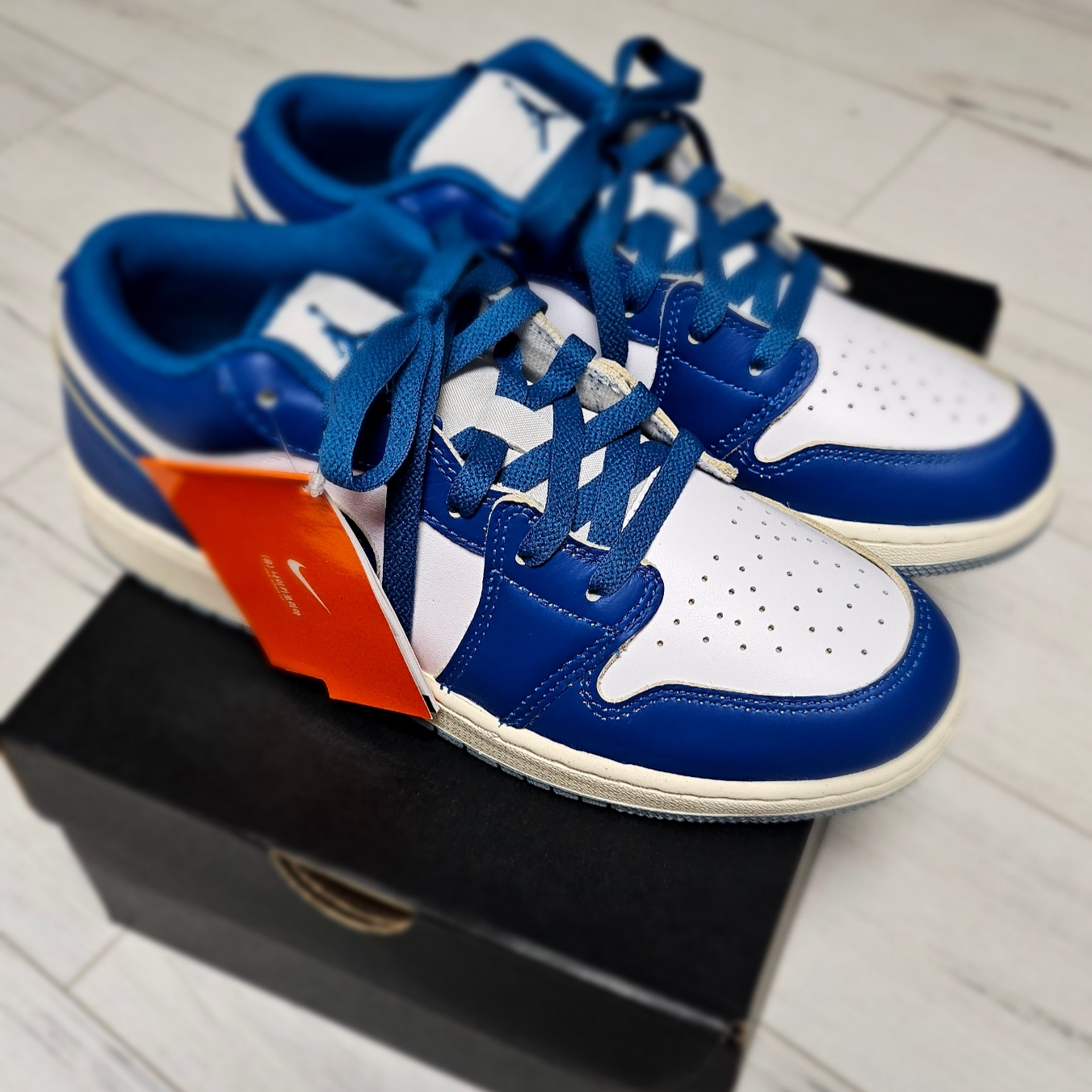 (GS) Jordan 1 Low Black Yellow Ochre, Jordan 1 Low SE White Industrial Blue 착용 스타일 - 2