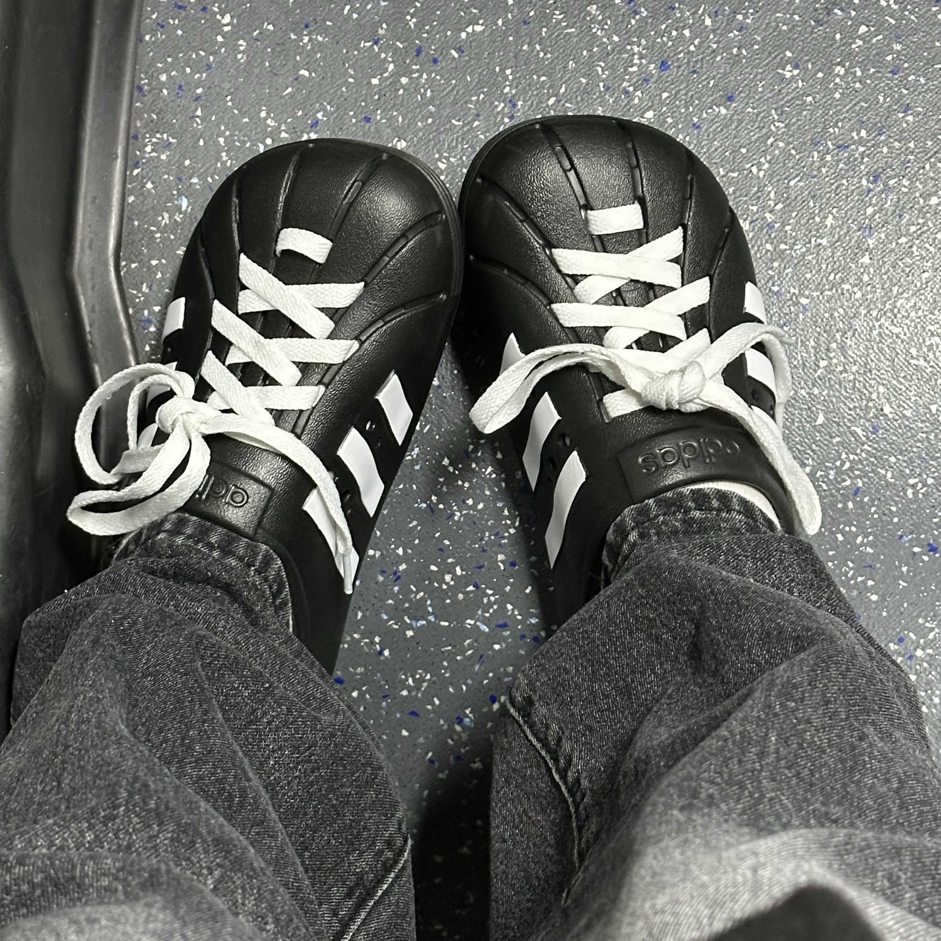 Adidas Adilette Clog Black White 착용 스타일