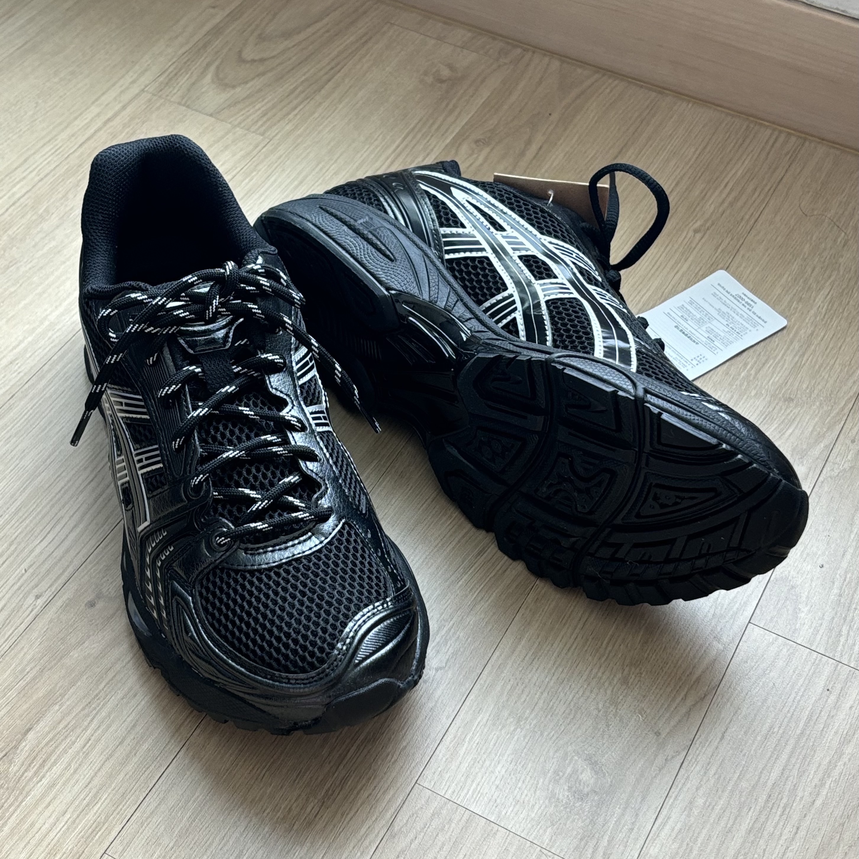 Asics Gel-Kayano 14 Black Pure Silver 착용 스타일 - 1
