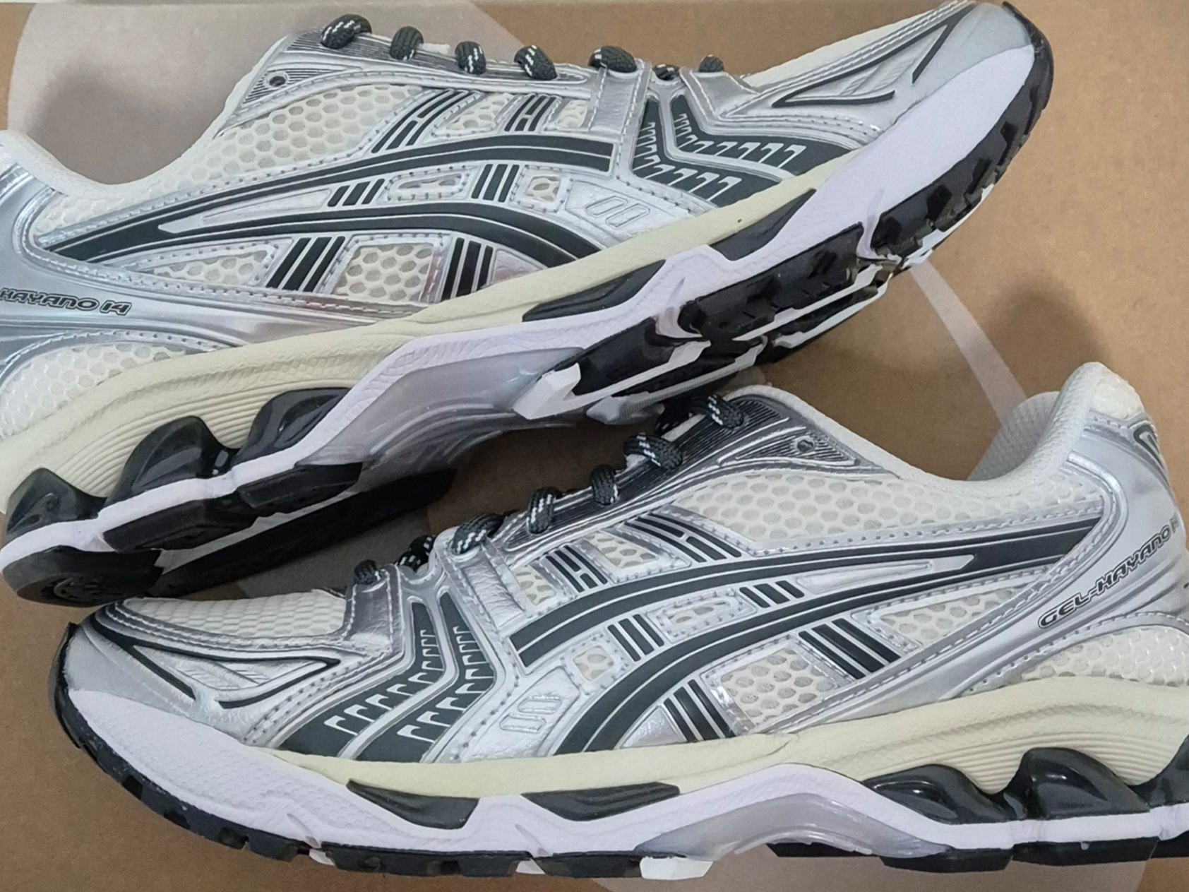 Asics x Kith Gel-Kayano 14 Cream Scarab 착용 스타일 - 1