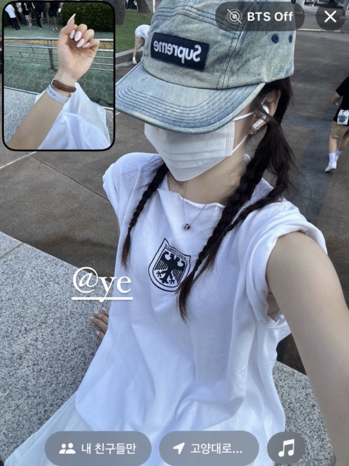 Yeezy Vultures Box T-Shirt White, Supreme Washed Chino Twill Camp Cap Dirty Indigo - 24SS 착용 스타일