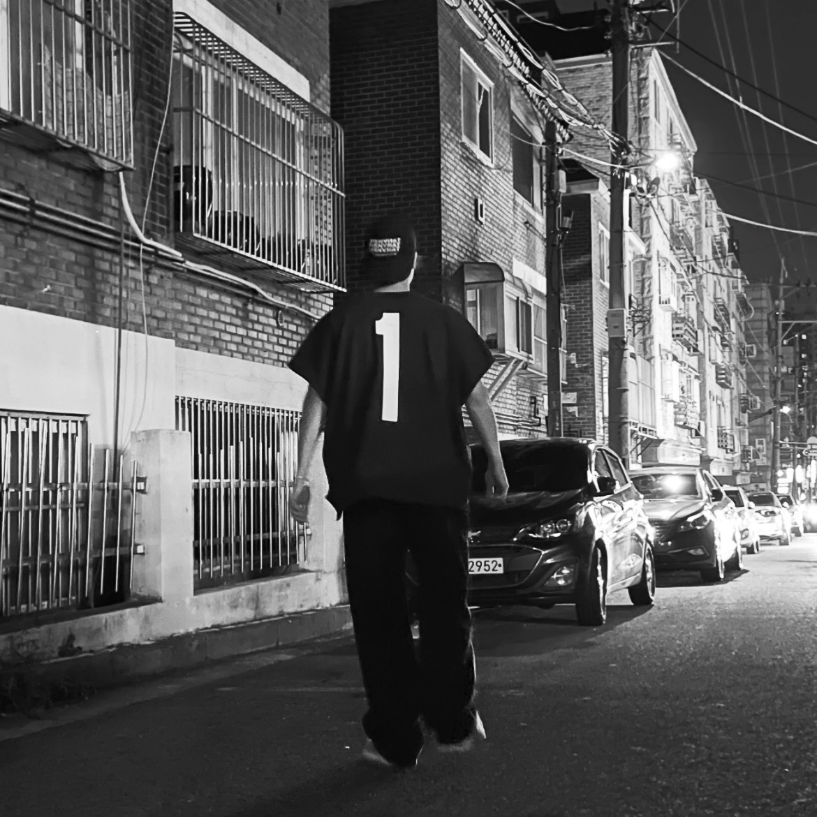 Yeezy One Box T-Shirt Black, Yeezy Gap Engineered By Balenciaga Sateen Cargo Pants Black 착용 스타일
